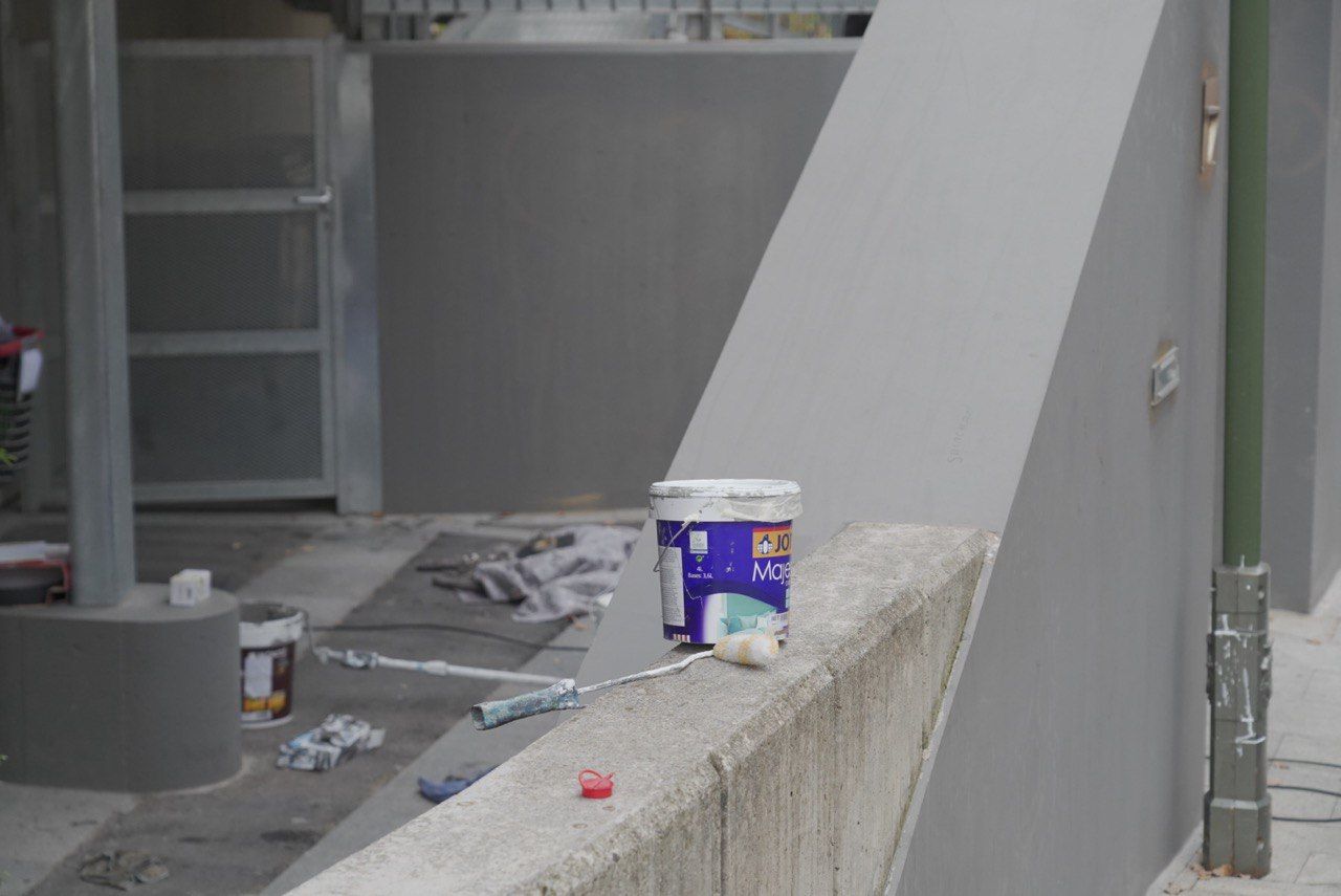 Treballant per tapar les pintades. 