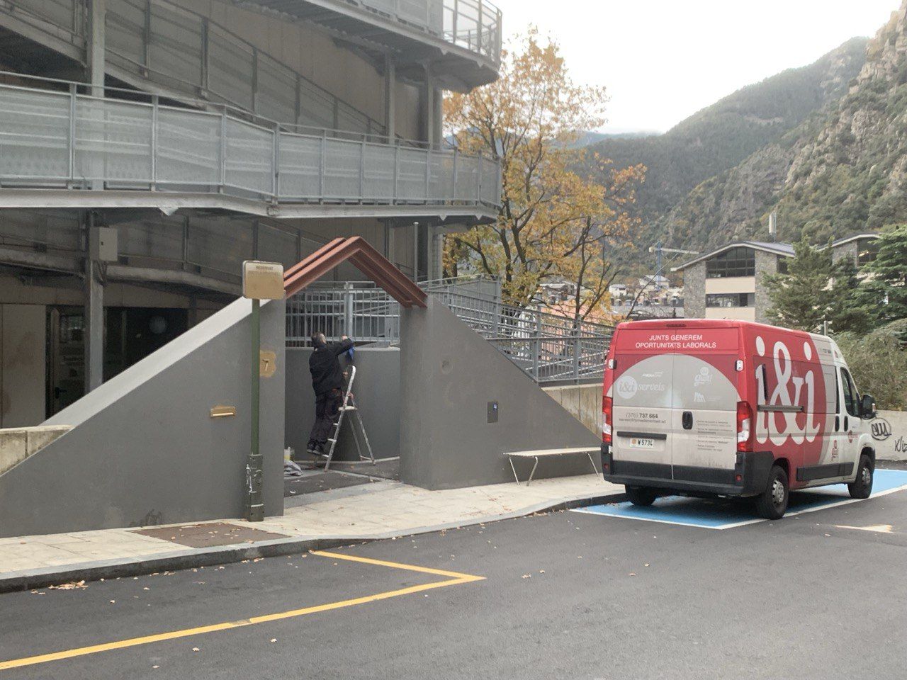 Treballant per tapar les pintades. 