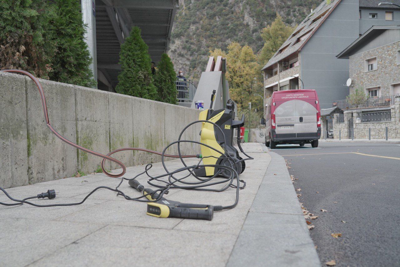 Treballant per tapar les pintades. 