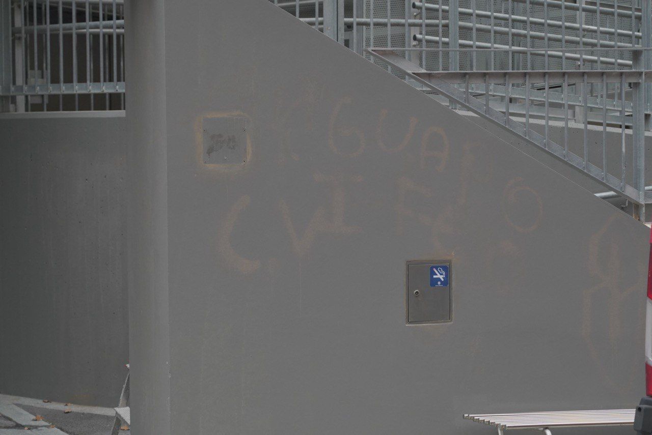 Treballant per tapar les pintades. 