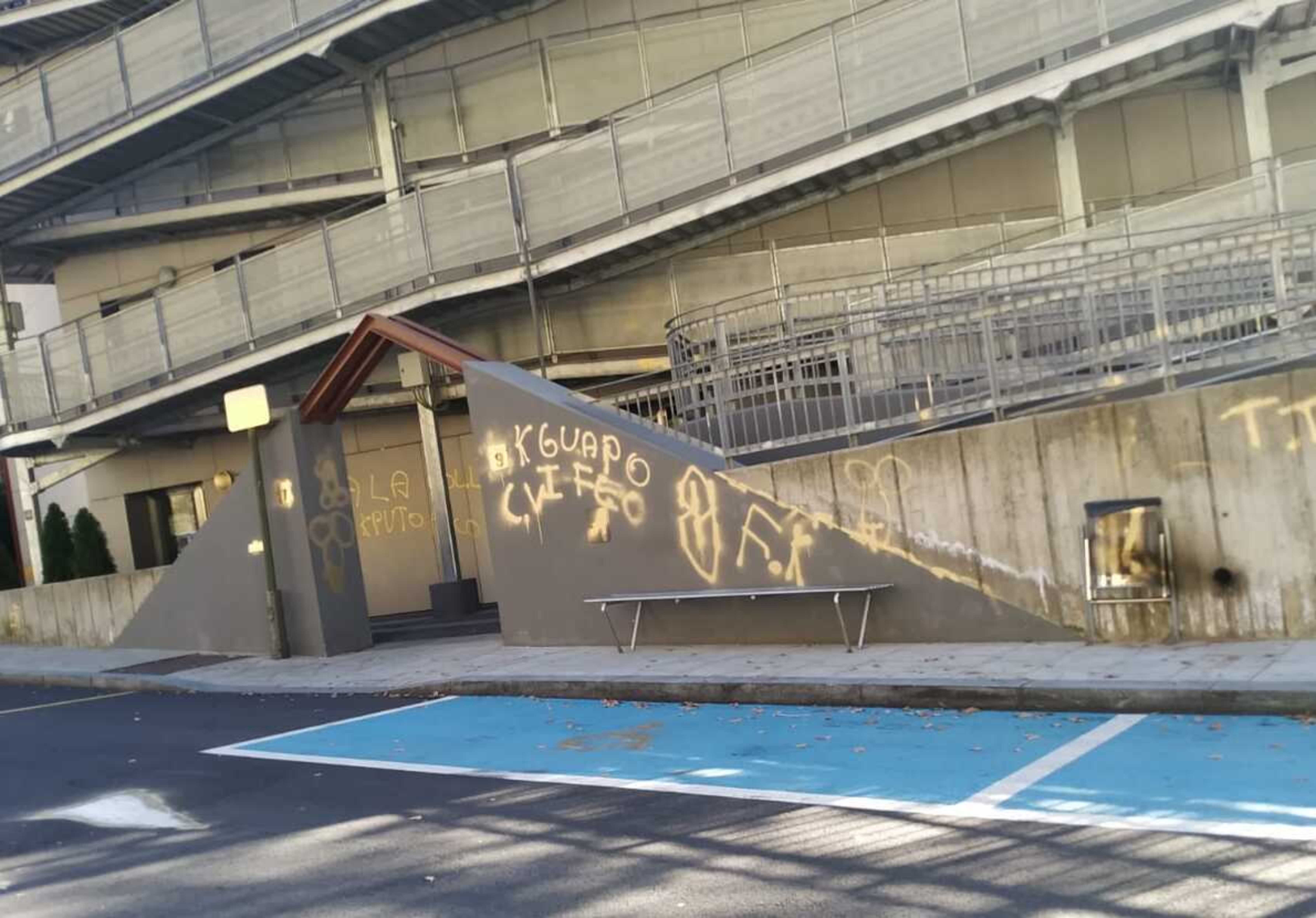 Les pintades a l'accés a la residència Albó.