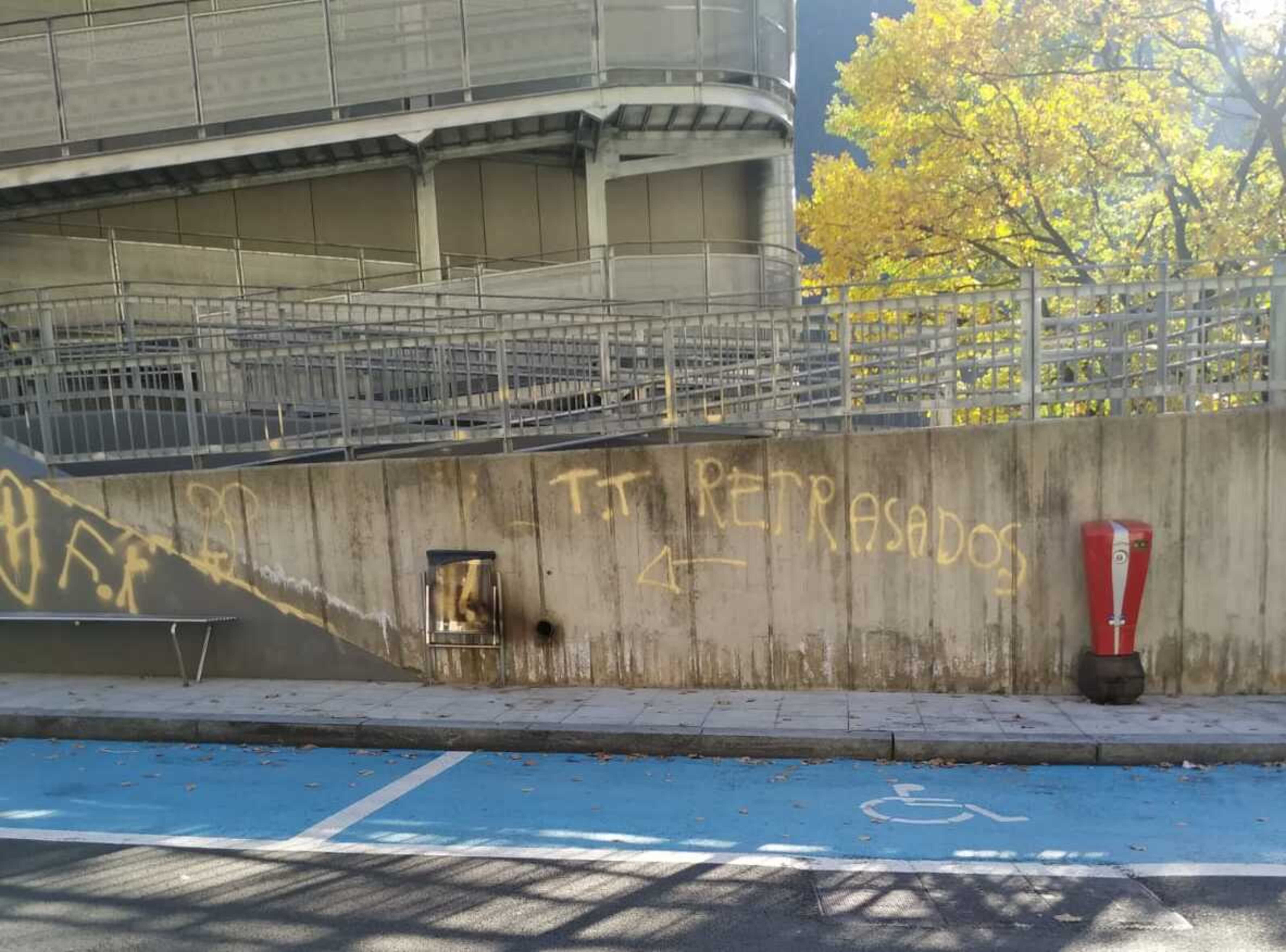 Una de les inscripcions més difamants que hi havia al tomb de la residència Albó. Una de les inscripcions més difamants que hi havia al tomb de la residència Albó.