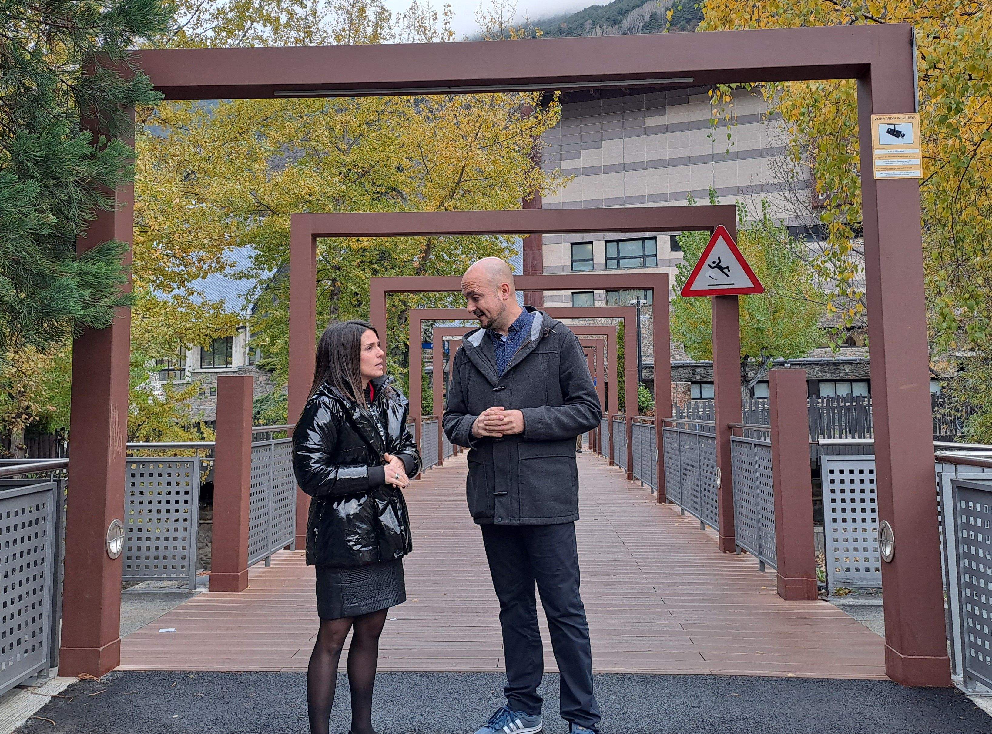 Mas i Fernández, al pont que connecta l'avinguda Joan Martí amb el Complex Esportiu.