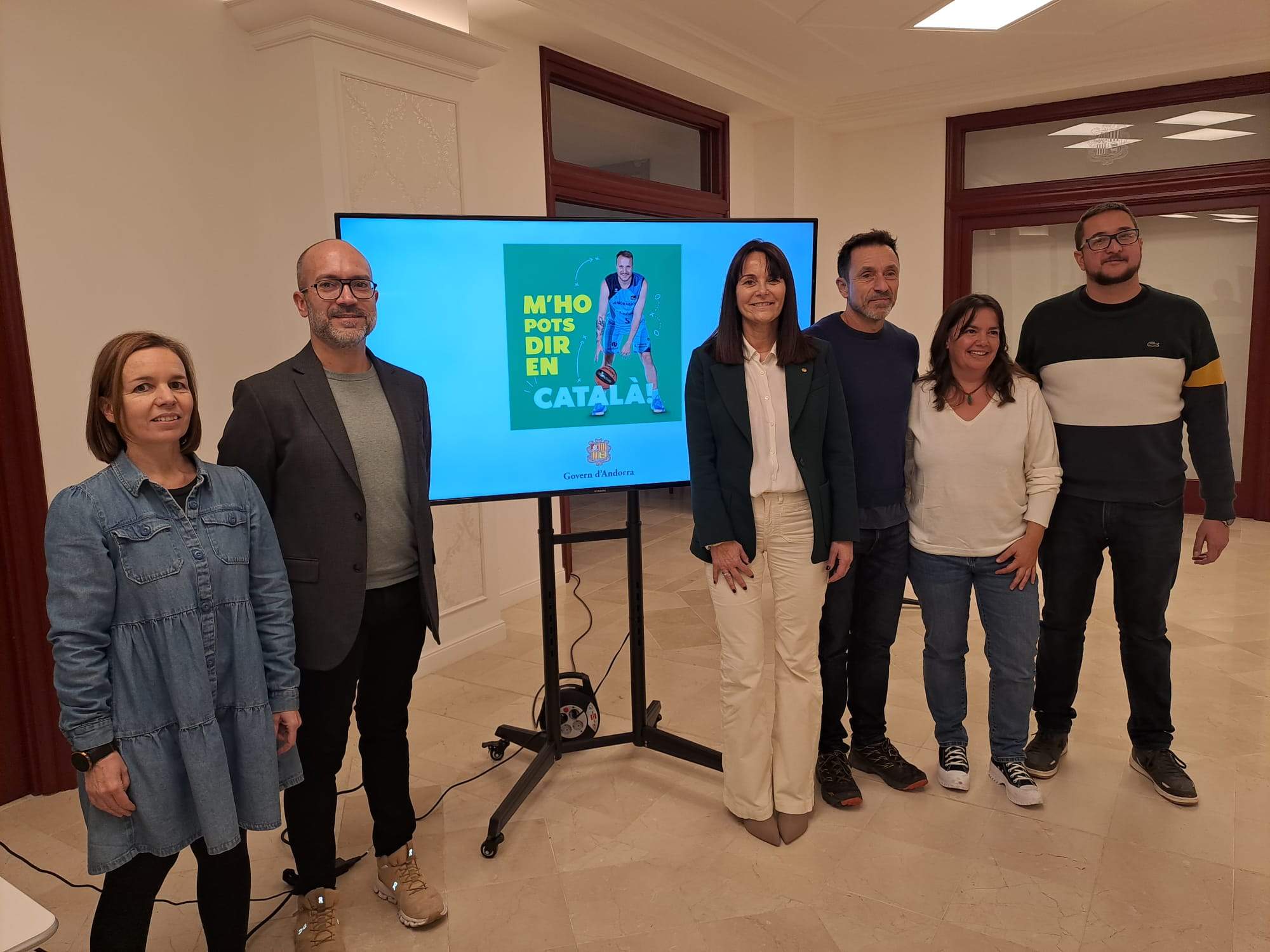 Bonell i Sans, i altres responsables de Política Lingüïstica amb una de les creacions de la campanya.