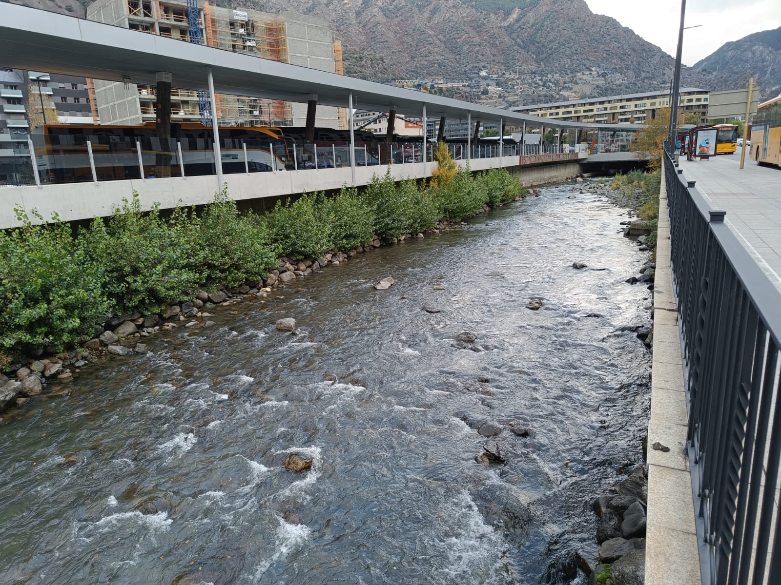 El riu Valira al seu pas per Andorra la Vella aquest dijous.