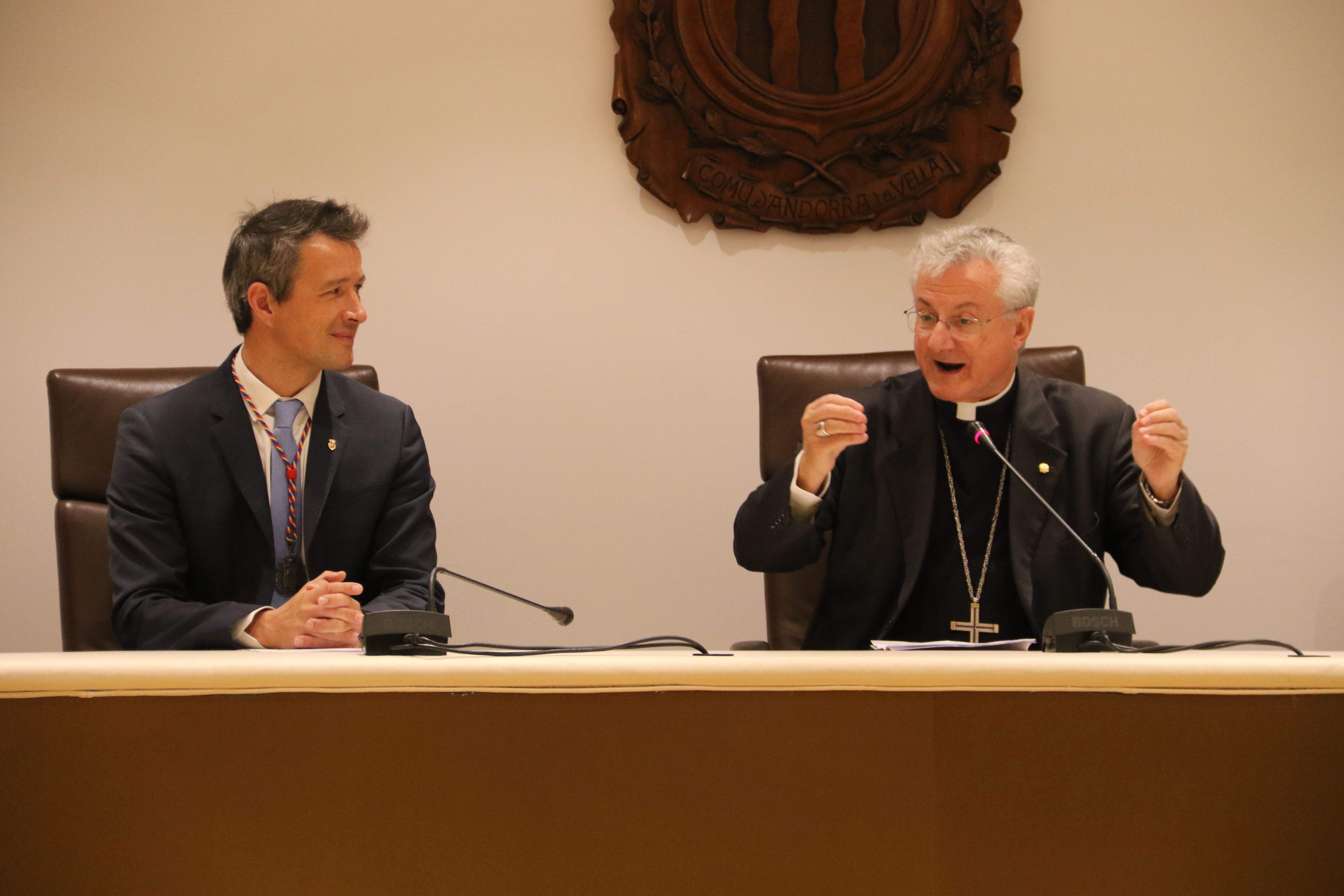 Joan-Enric Vives al costat de David Astrié durant el seu parlament més institucional- Joan-Enric Vives al costat de David Astrié durant el seu parlament més institucional-