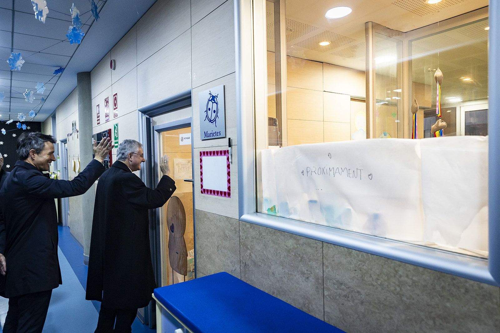 Vives saludant una classe de l'escola bressol. Vives saludant una classe de l'escola bressol.