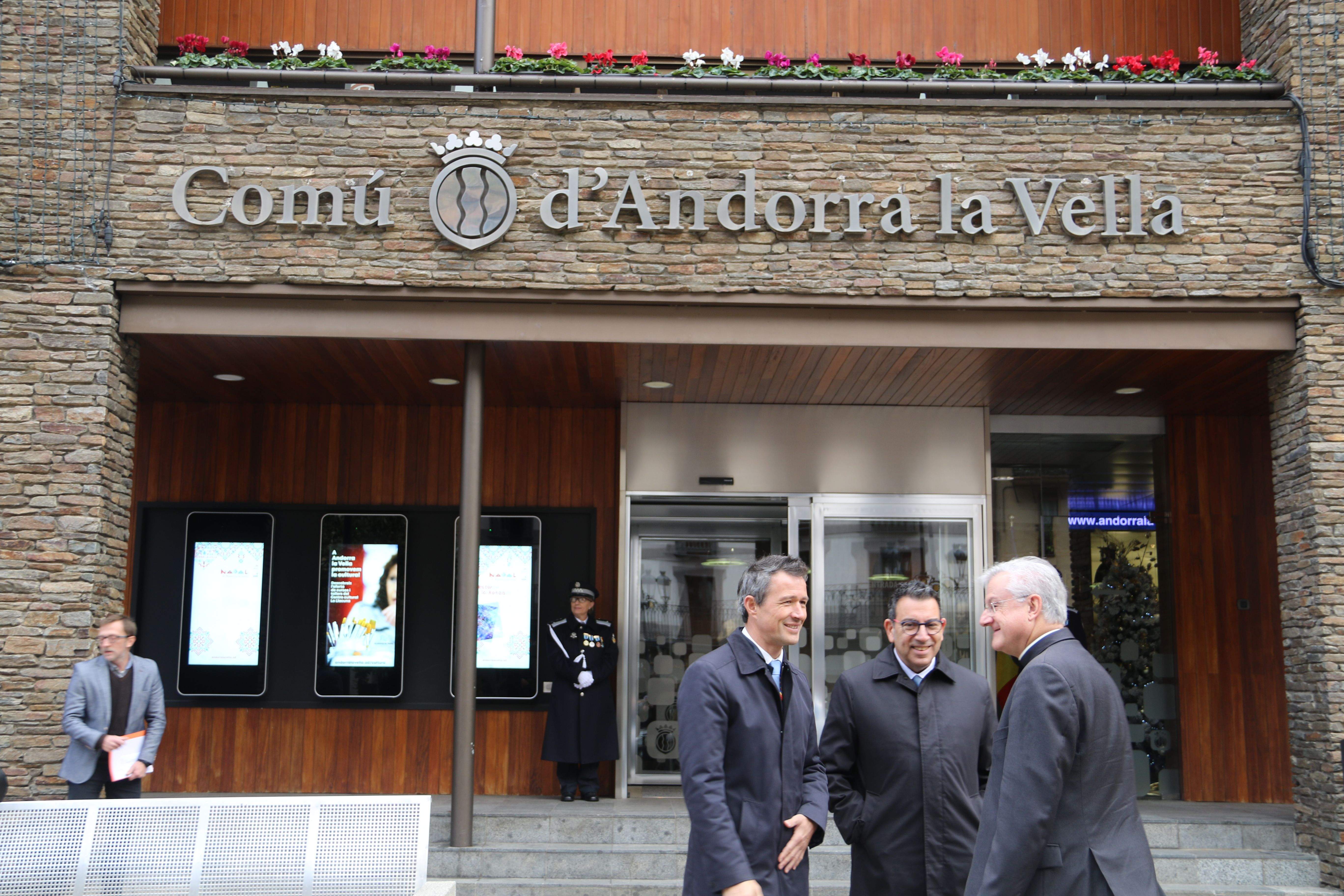 Vives a la seva arribada al comú, saludant els dos cònsols. Vives a la seva arribada al comú, saludant els dos cònsols.