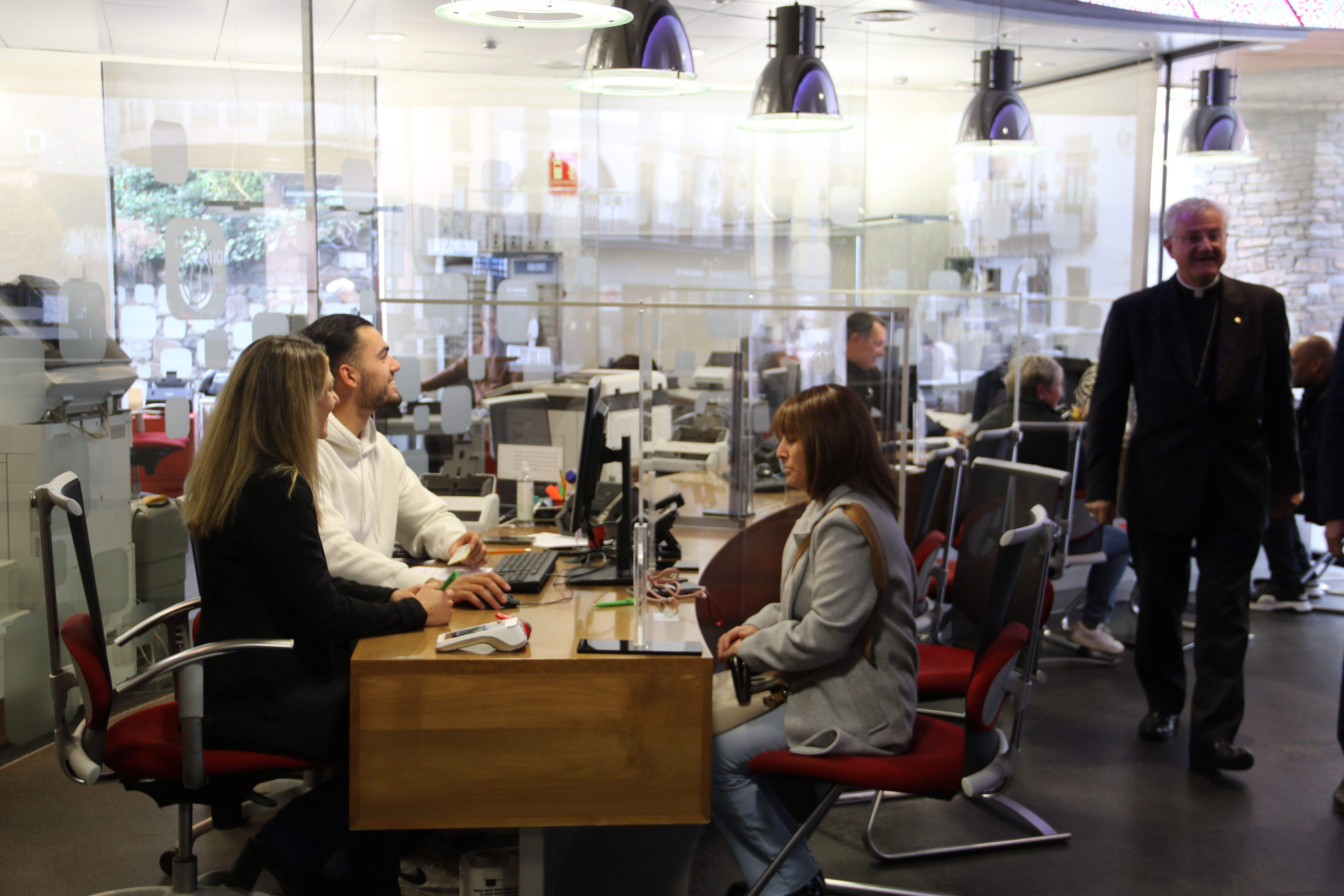 Joan-Enric Vives al departament de Tràmits del comú. Joan-Enric Vives al departament de Tràmits del comú.