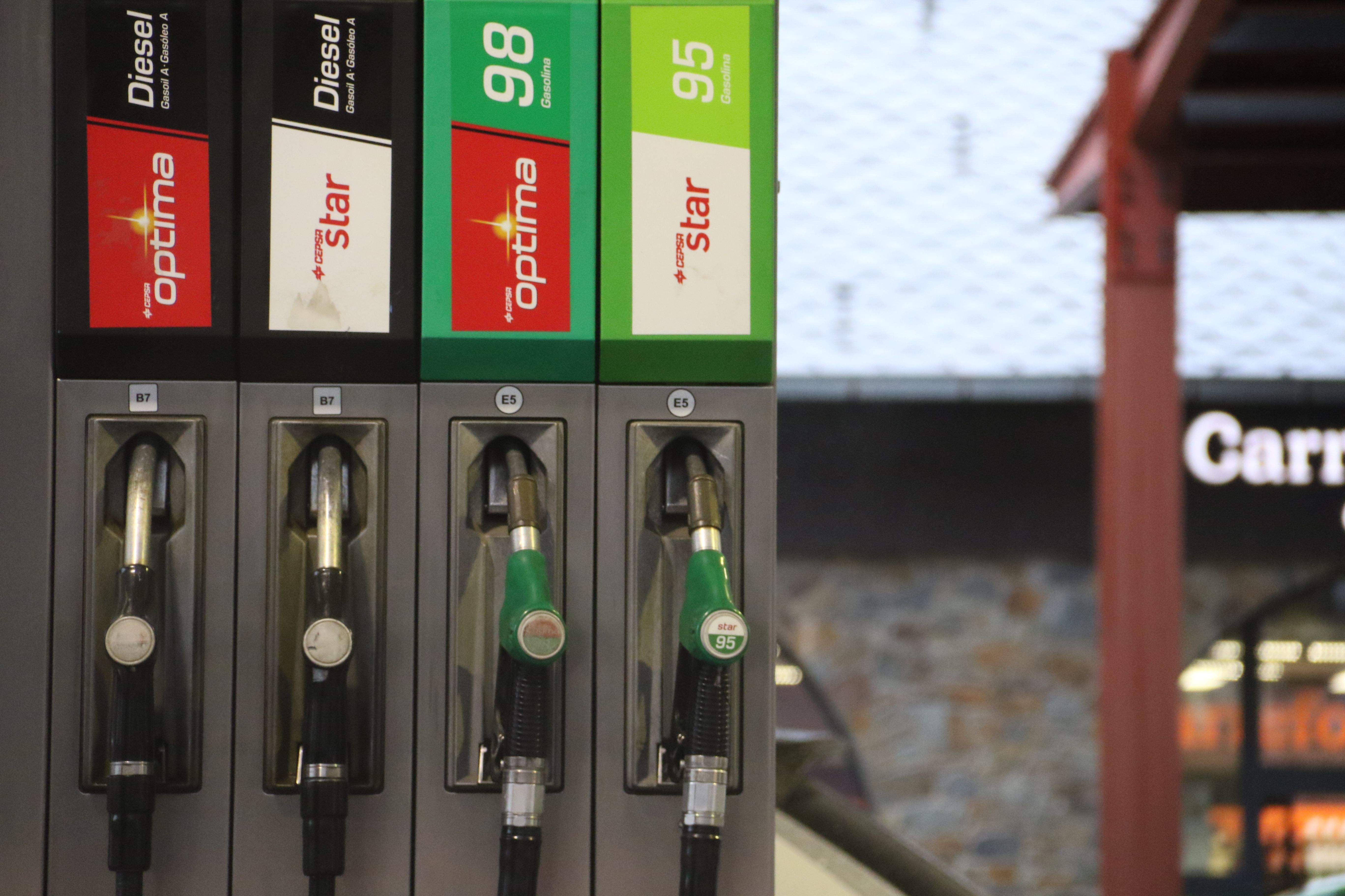 Sortidors de carburant a una benzinera.