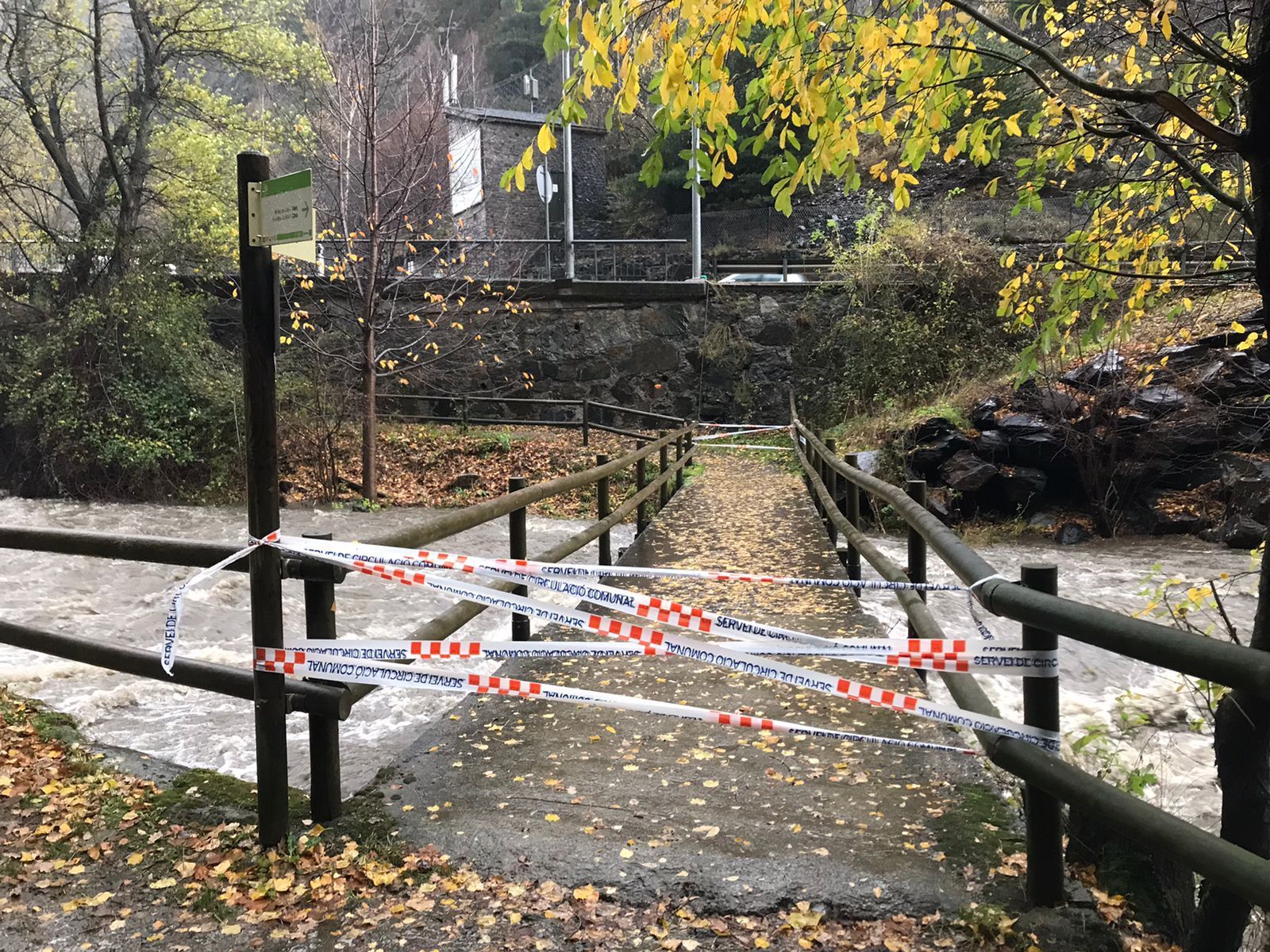 Tancament de la passarel·la sota la capella de Sant Antoni a la Massana. Tancament de la passarel·la sota la capella de Sant Antoni a la Massana.