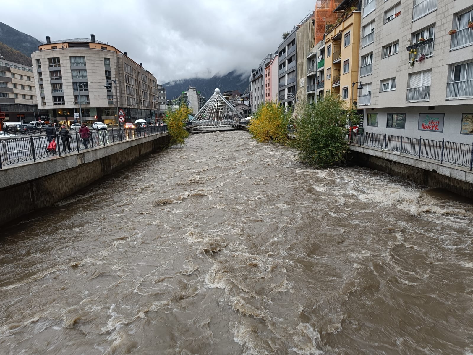 El riu Valira al seu pas per Andorra la Vella en una imatge d'arxiu. El riu Valira al seu pas per Andorra la Vella en una imatge d'arxiu.