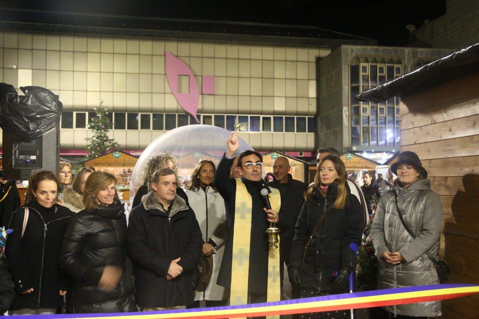 Mossèn Pepe Chisvert i les autoritats durant l'acte inaugural de la Fira de Sant Llúcia.