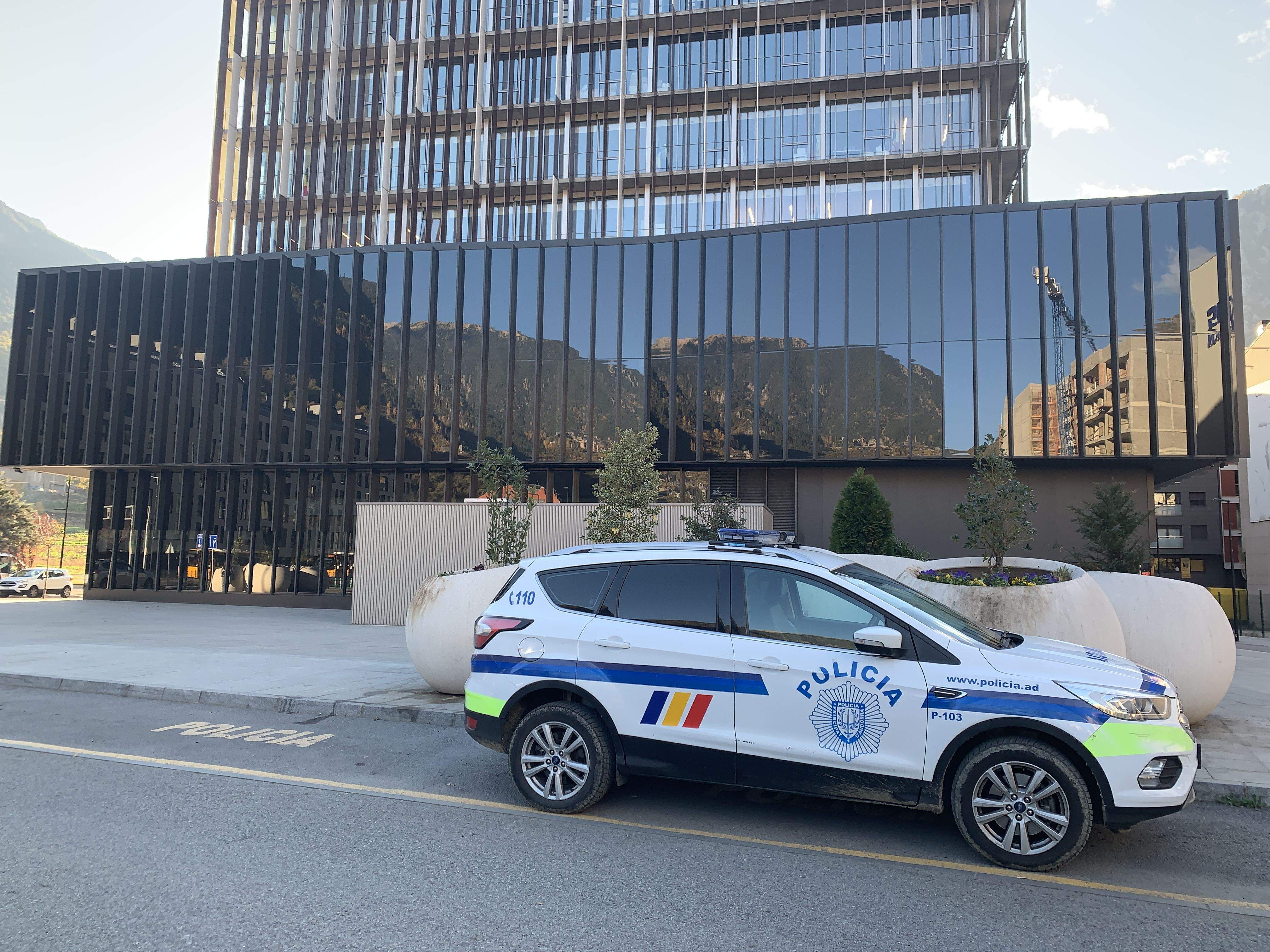 Un cotxe de la policia en les immediacions de la Seu de la Justícia.