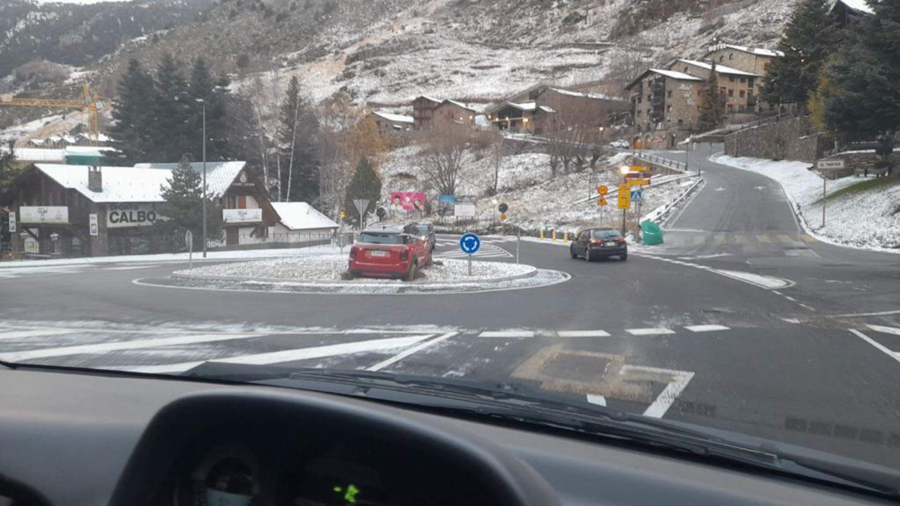 El vehicle accidentat a la rotonda del Tarter.