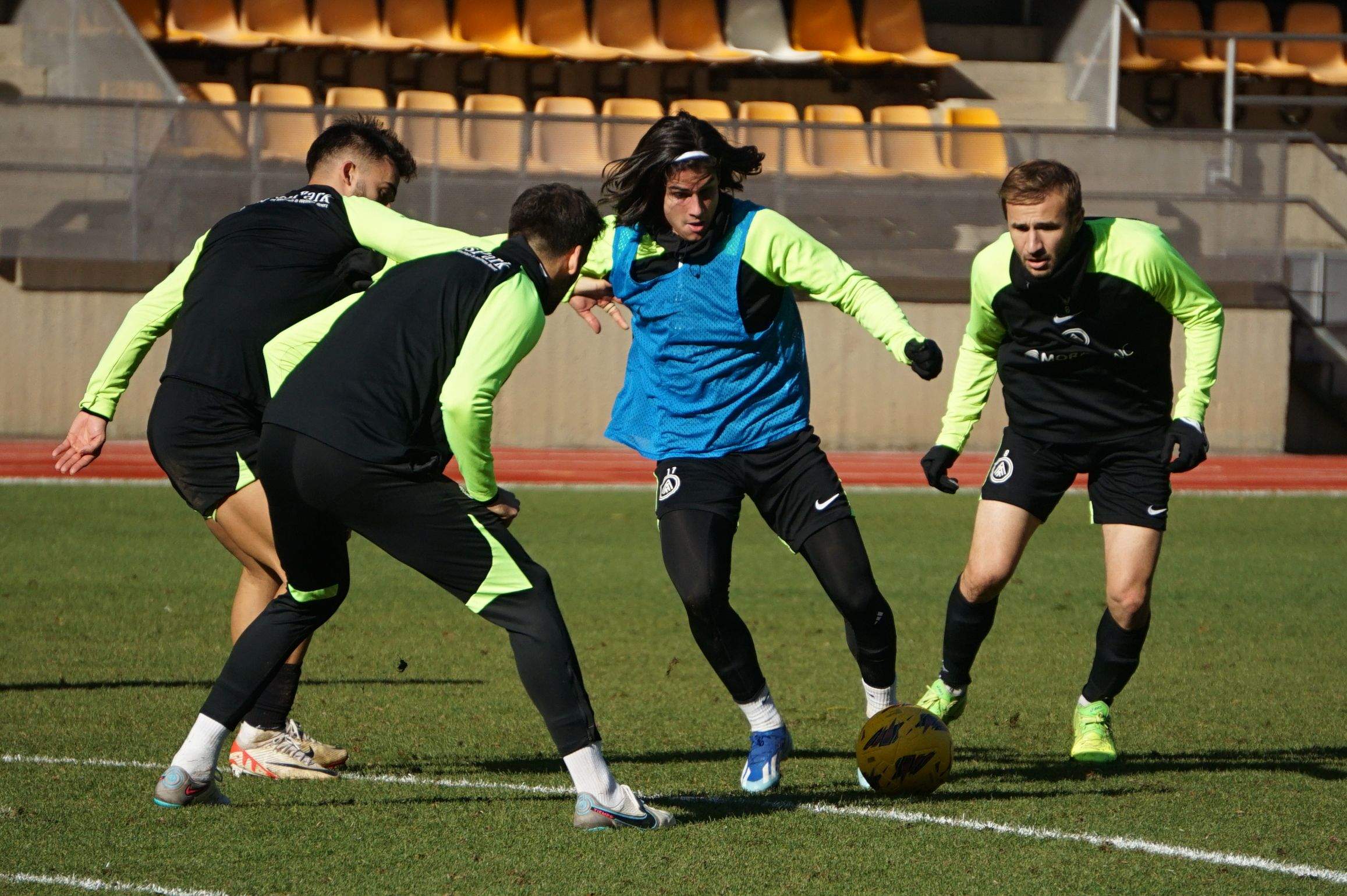 Álex Calvo, en un rondo durant l'entrenament d'aquest matí, podria formar de sortida.