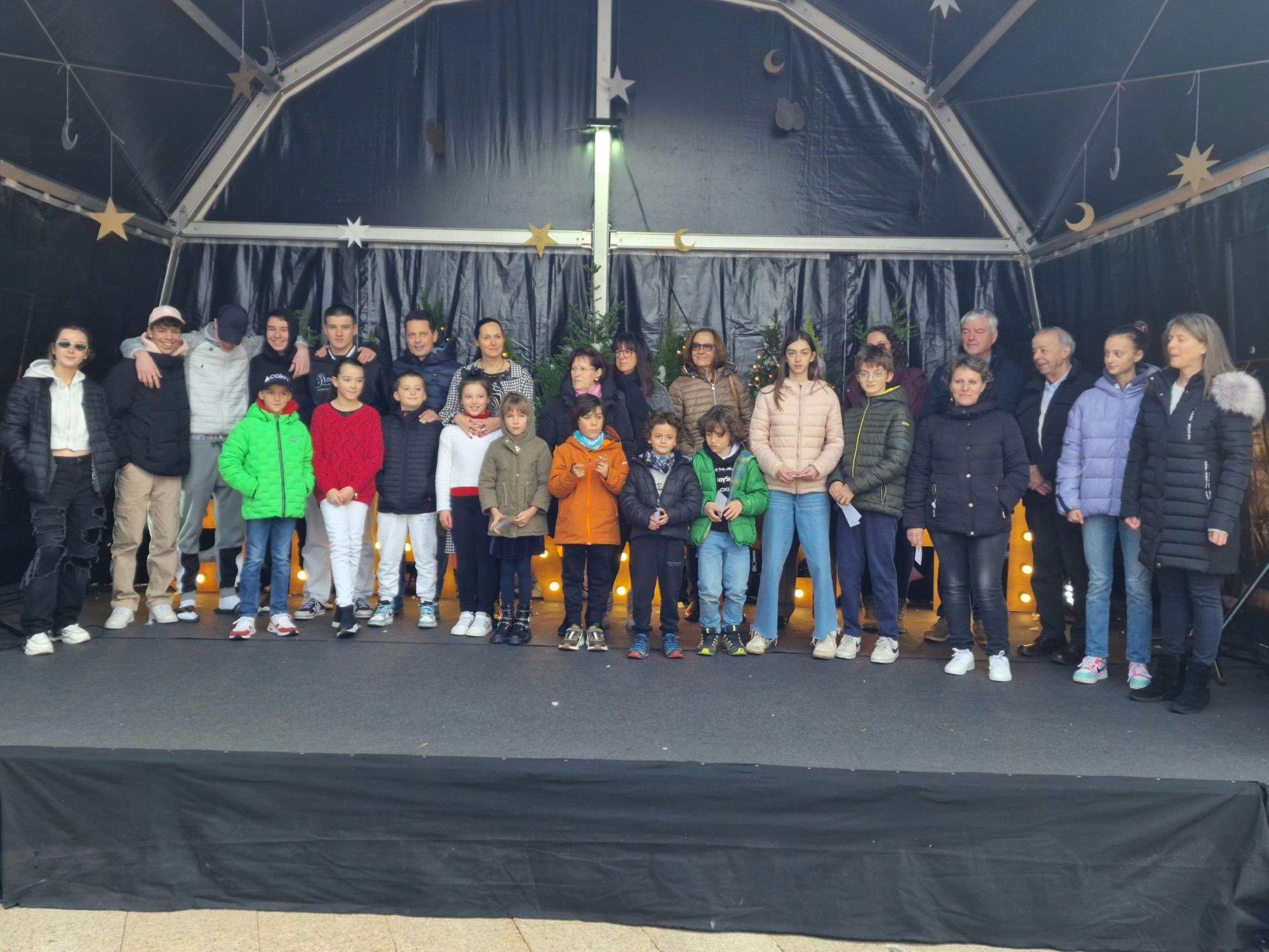 Foto de família de l'acte d'homenatge als voluntaris de la Massana.