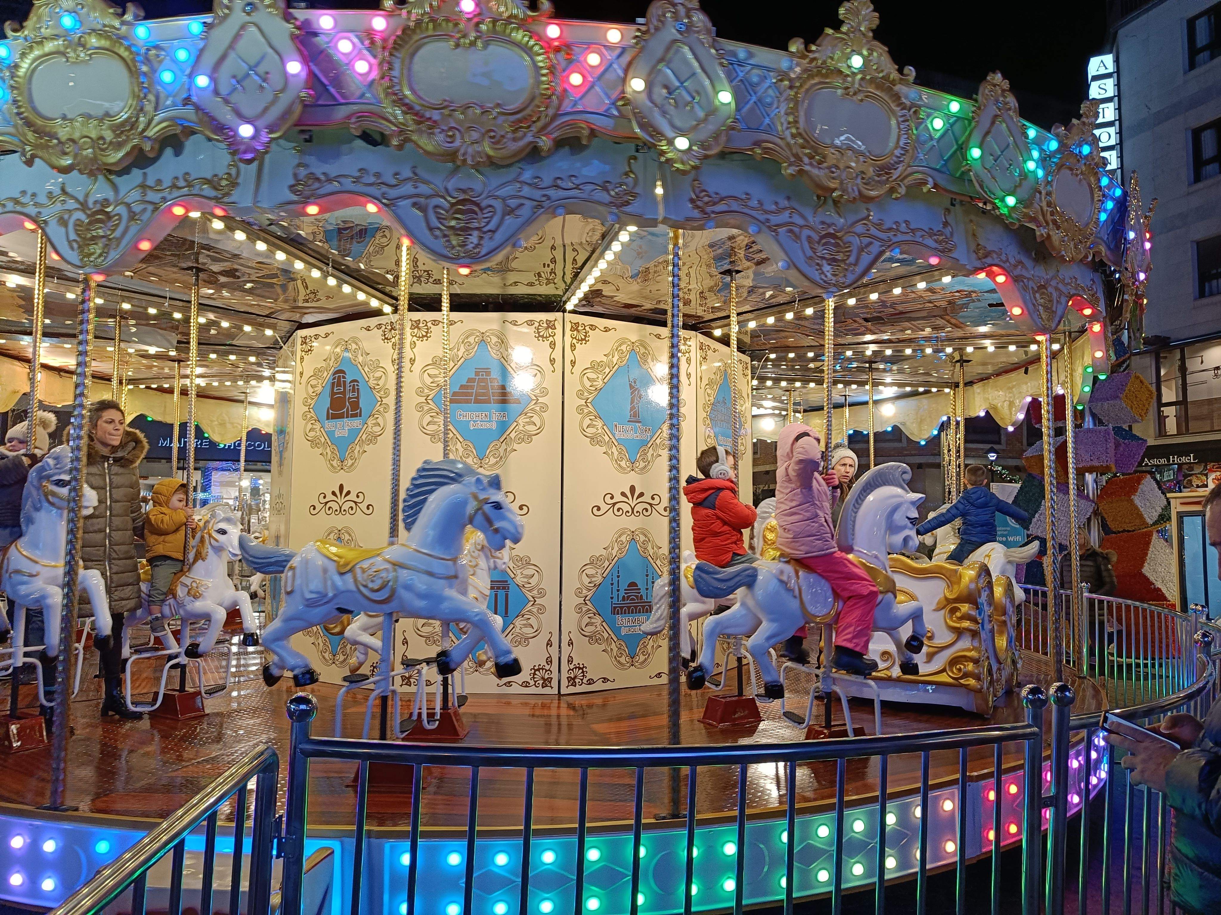 El carrussel de la plaça Mestre Joan Roure.