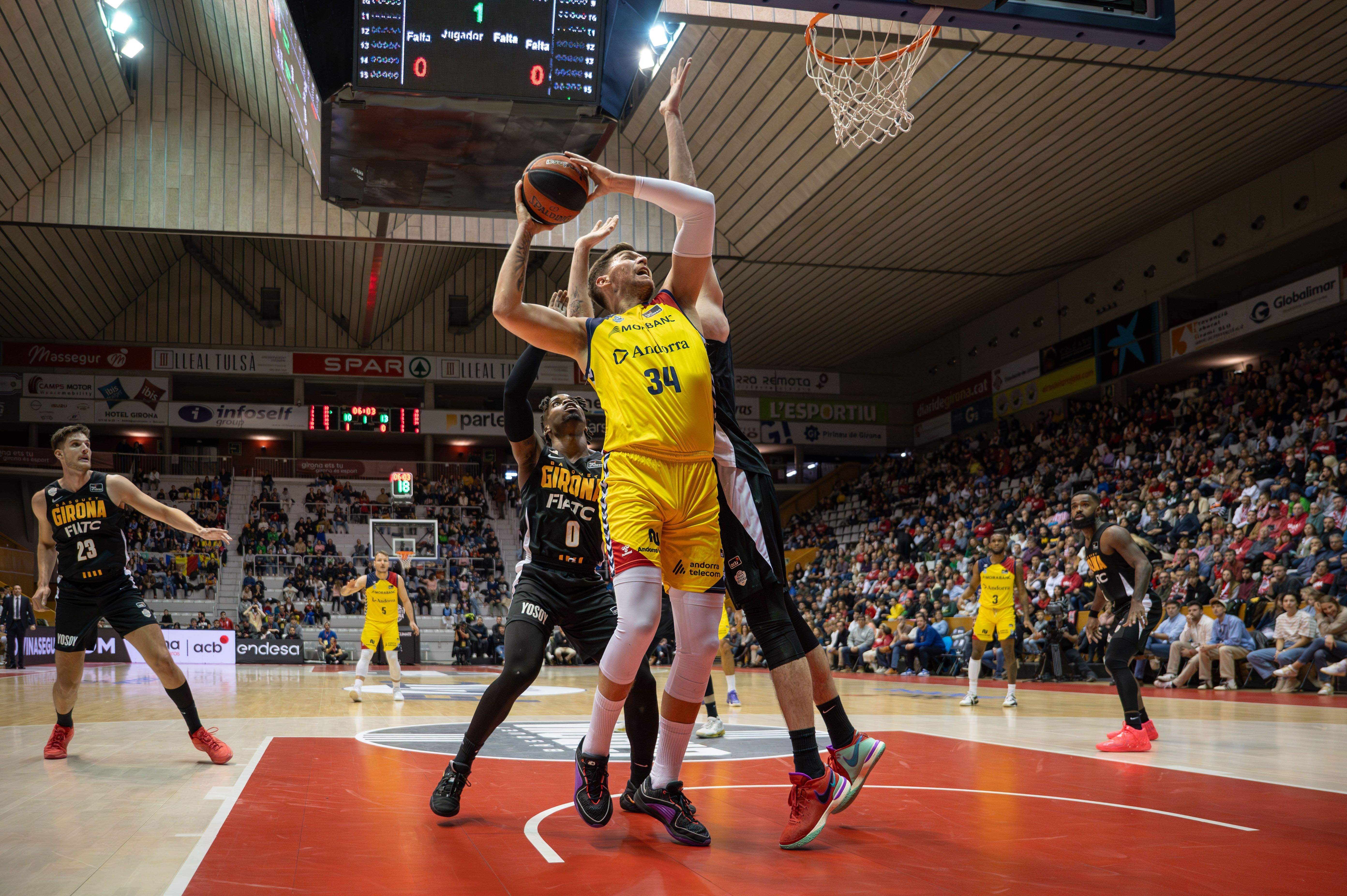 Marin Maric es fa lloc sota la cistella.