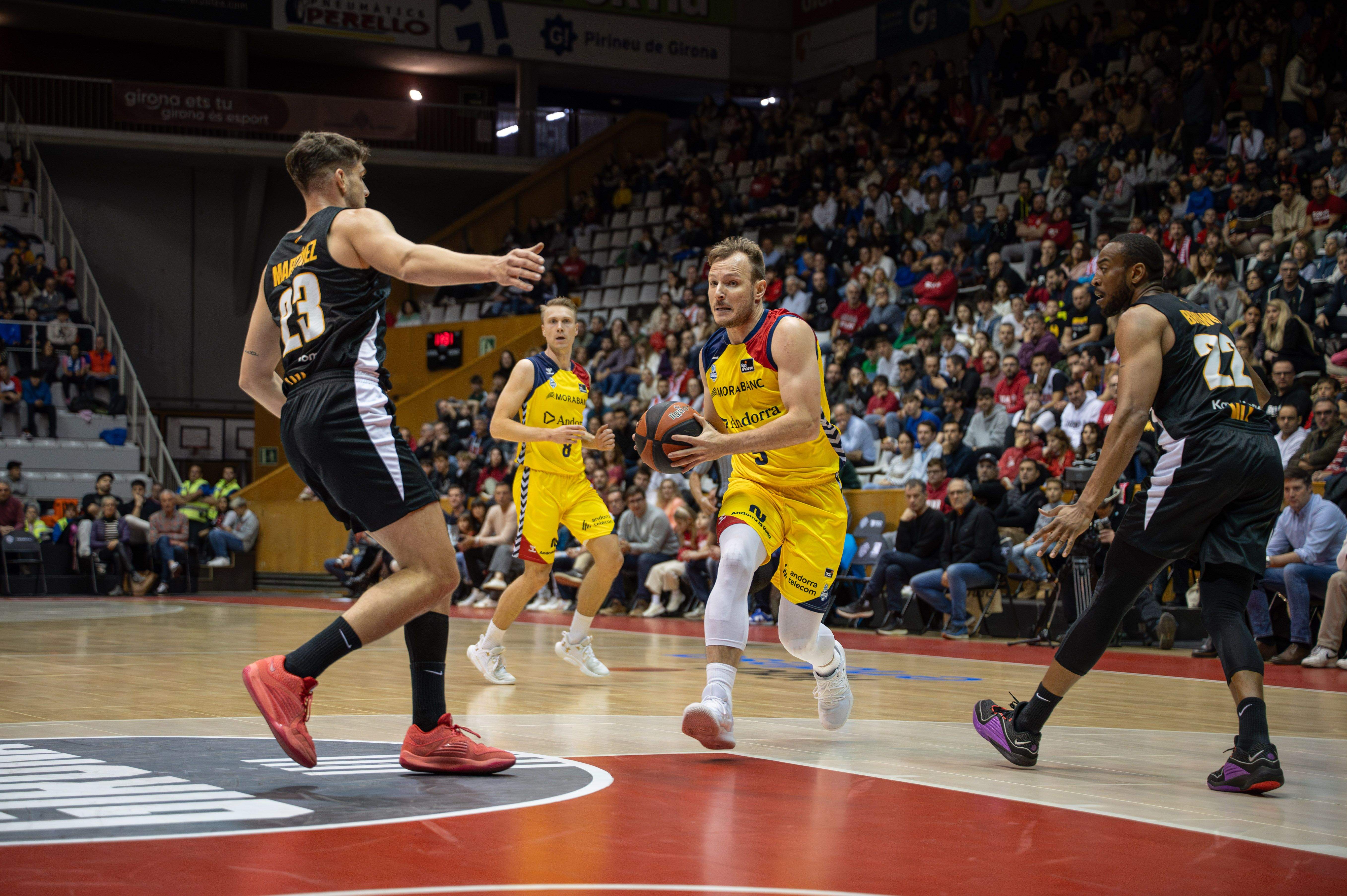 Rafa Luz encara la cistella entre diversos jugadors rivals.