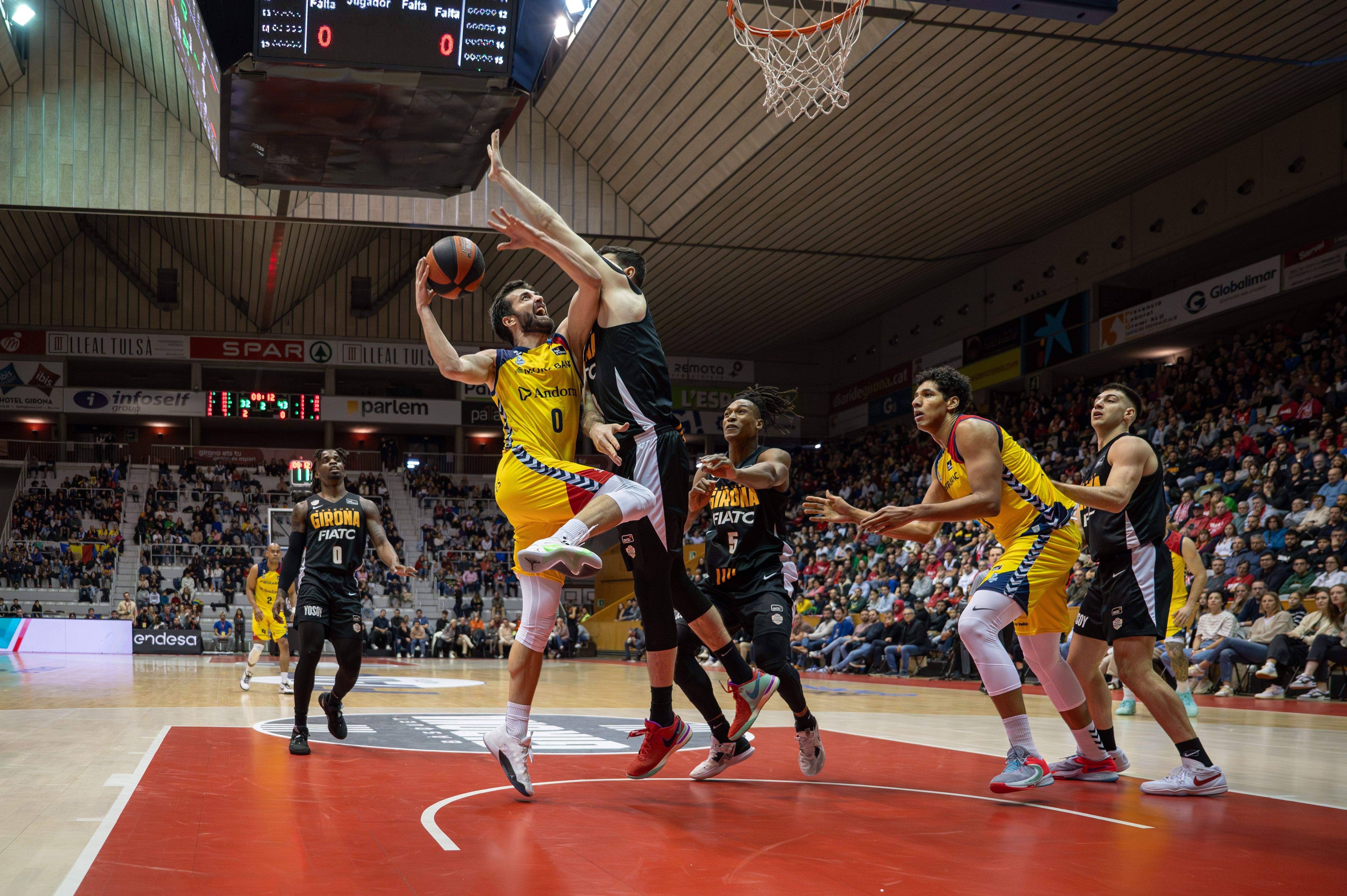 Andric mira de poder fer un tir.