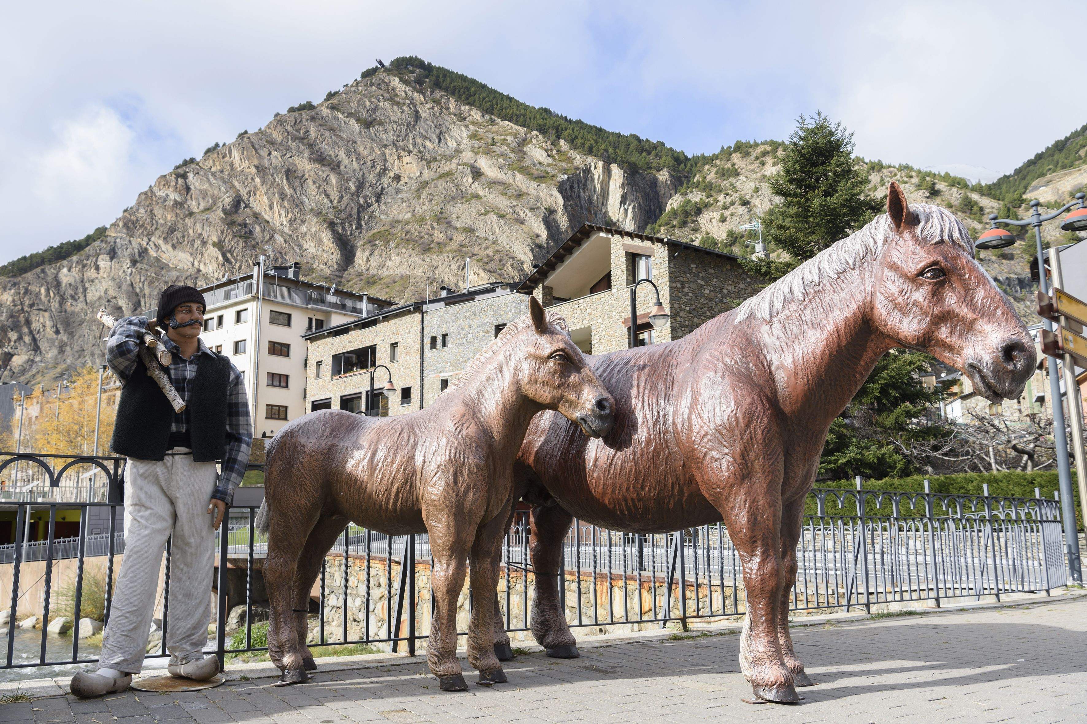 Els cavalls tenen gairebé mida real.