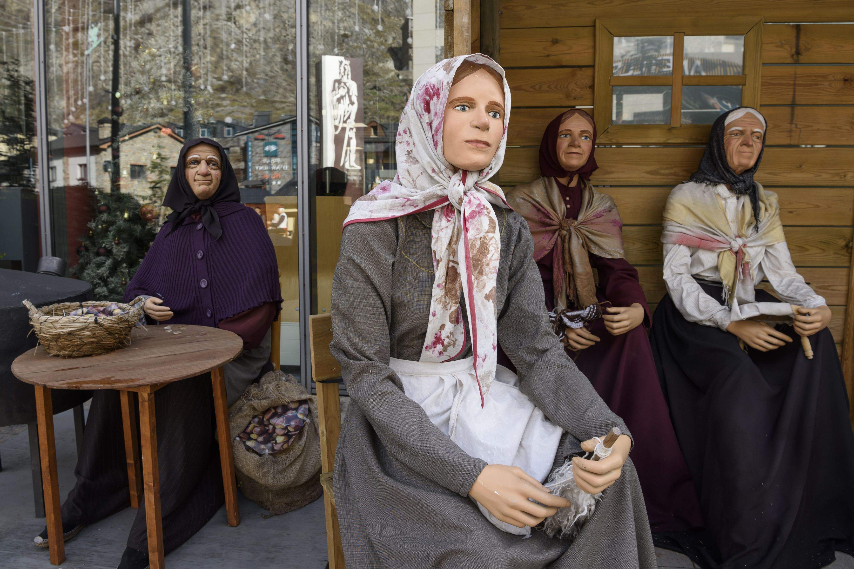 Les figures tenen pràcticament dimensions reals.