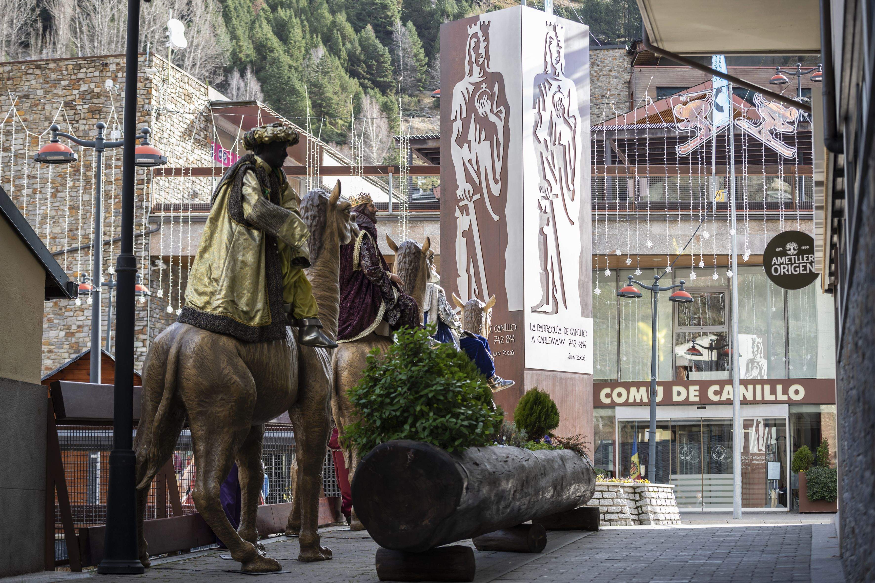 La plaça Carlemany acull diverses escenes, com la dels Reis Mags.