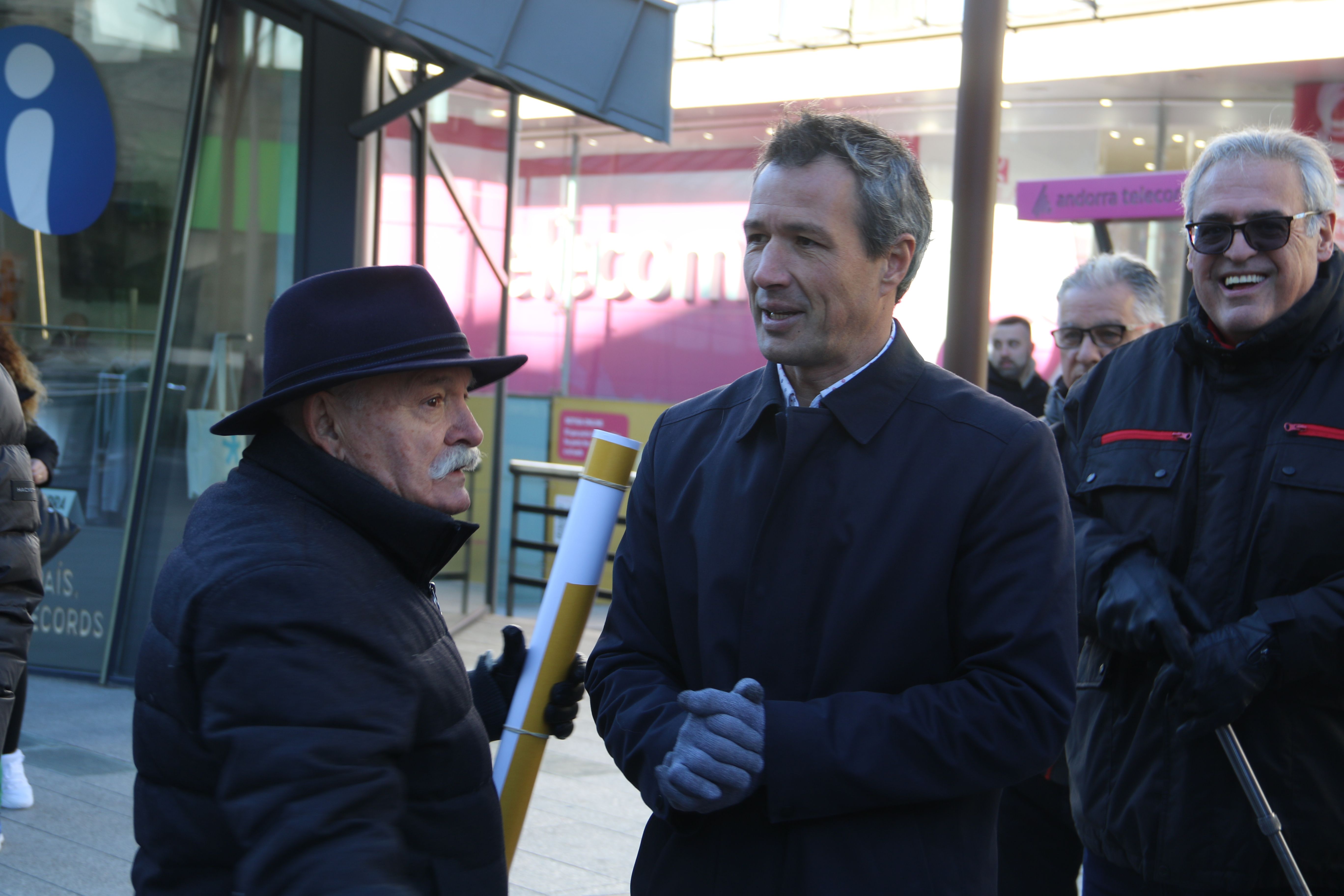 David Astrié entre dos clàssics de les penjades de cartell demòcrates: Joan Manel Pascó i Jacint Risco. David Astrié entre dos clàssics de les penjades de cartell demòcrates: Joan Manel Pascó i Jacint Risco.