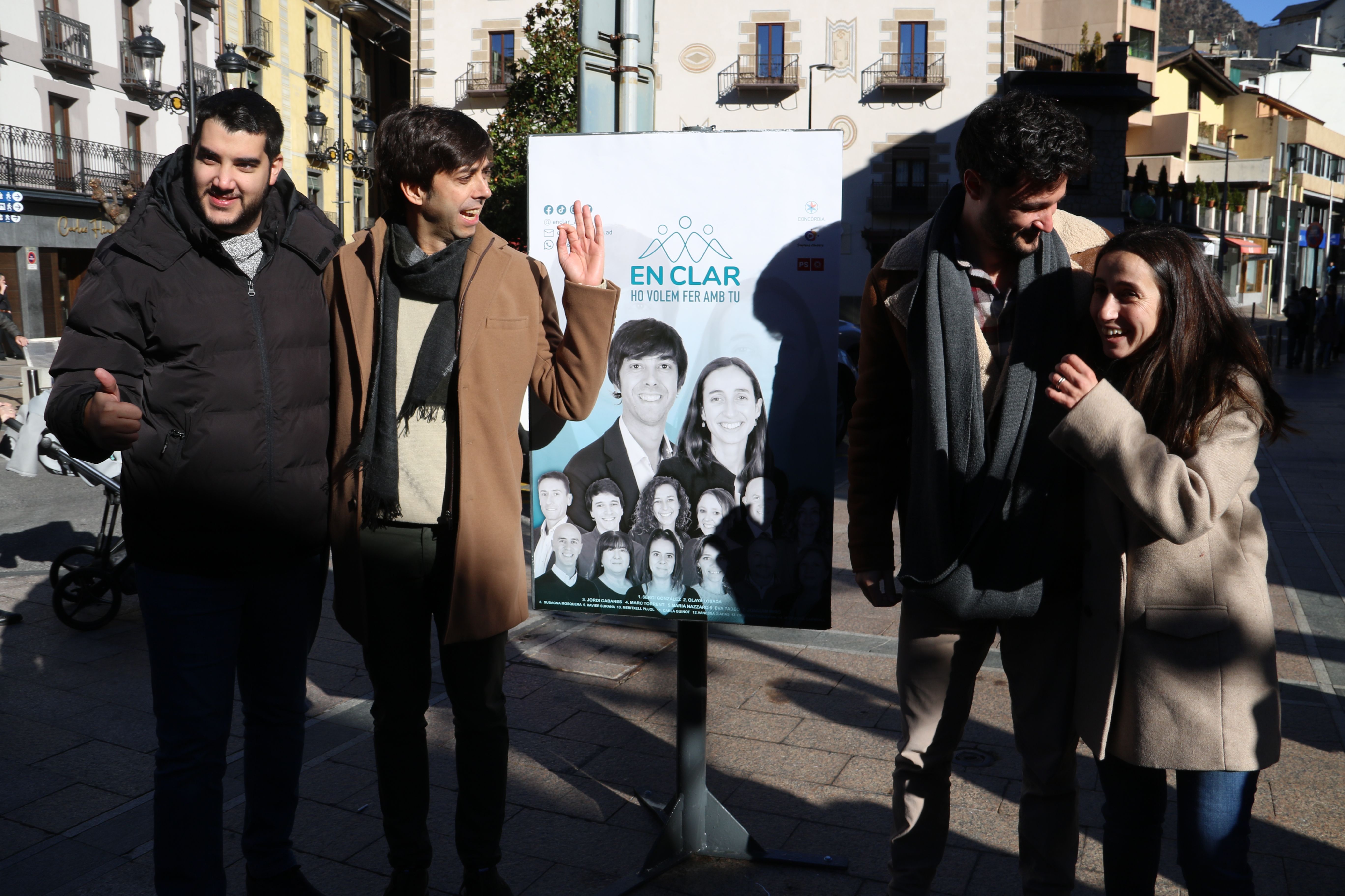 Els candidats d'Enclar amb el president del PS, Pere Baró, i el líder de Concòrdia, Cerni Escalé. Els candidats d'Enclar amb el president del PS, Pere Baró, i el líder de Concòrdia, Cerni Escalé.