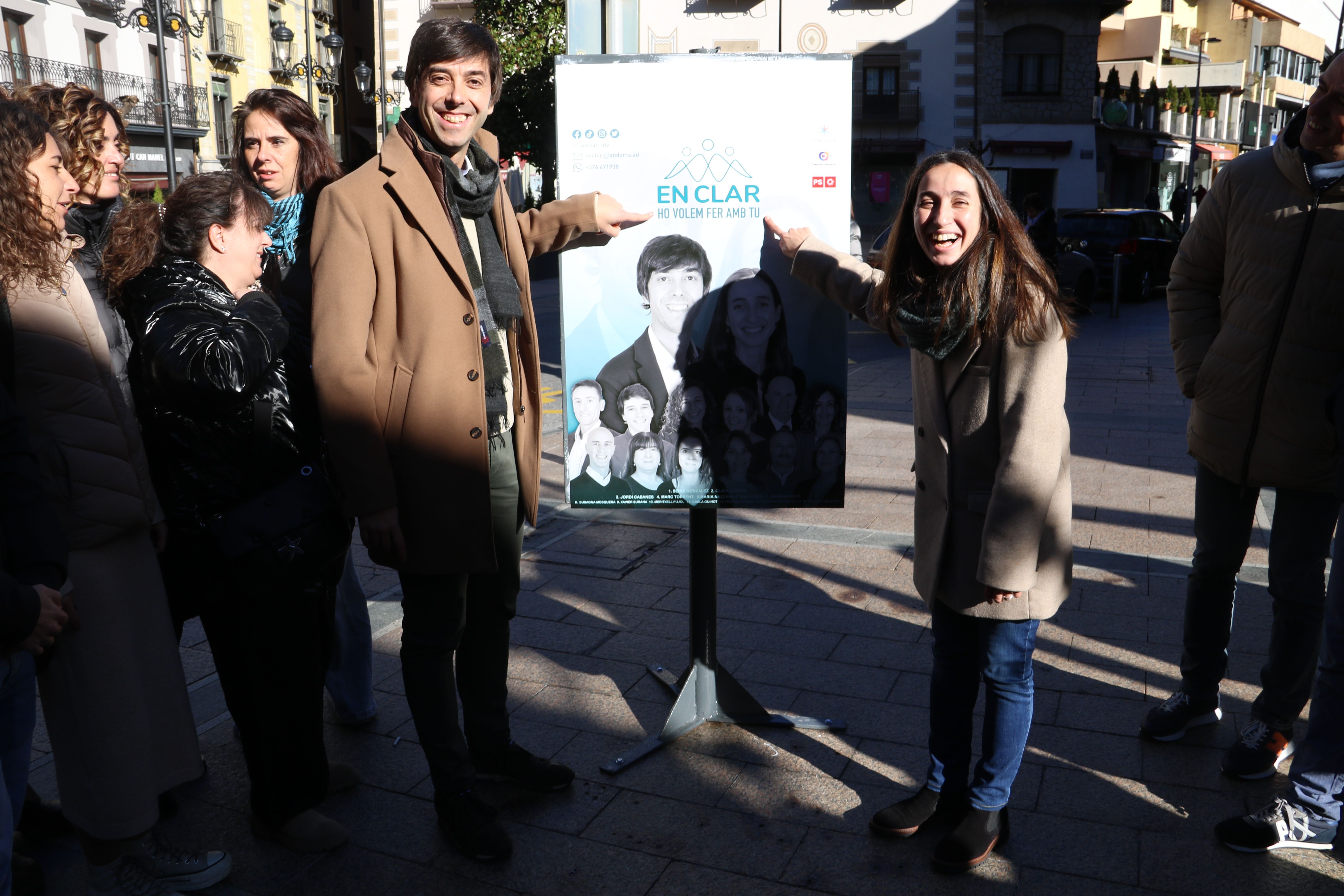 Els dos candidats d'Enclar assenyalant l'eslògan de campanya. Els dos candidats d'Enclar assenyalant l'eslògan de campanya.