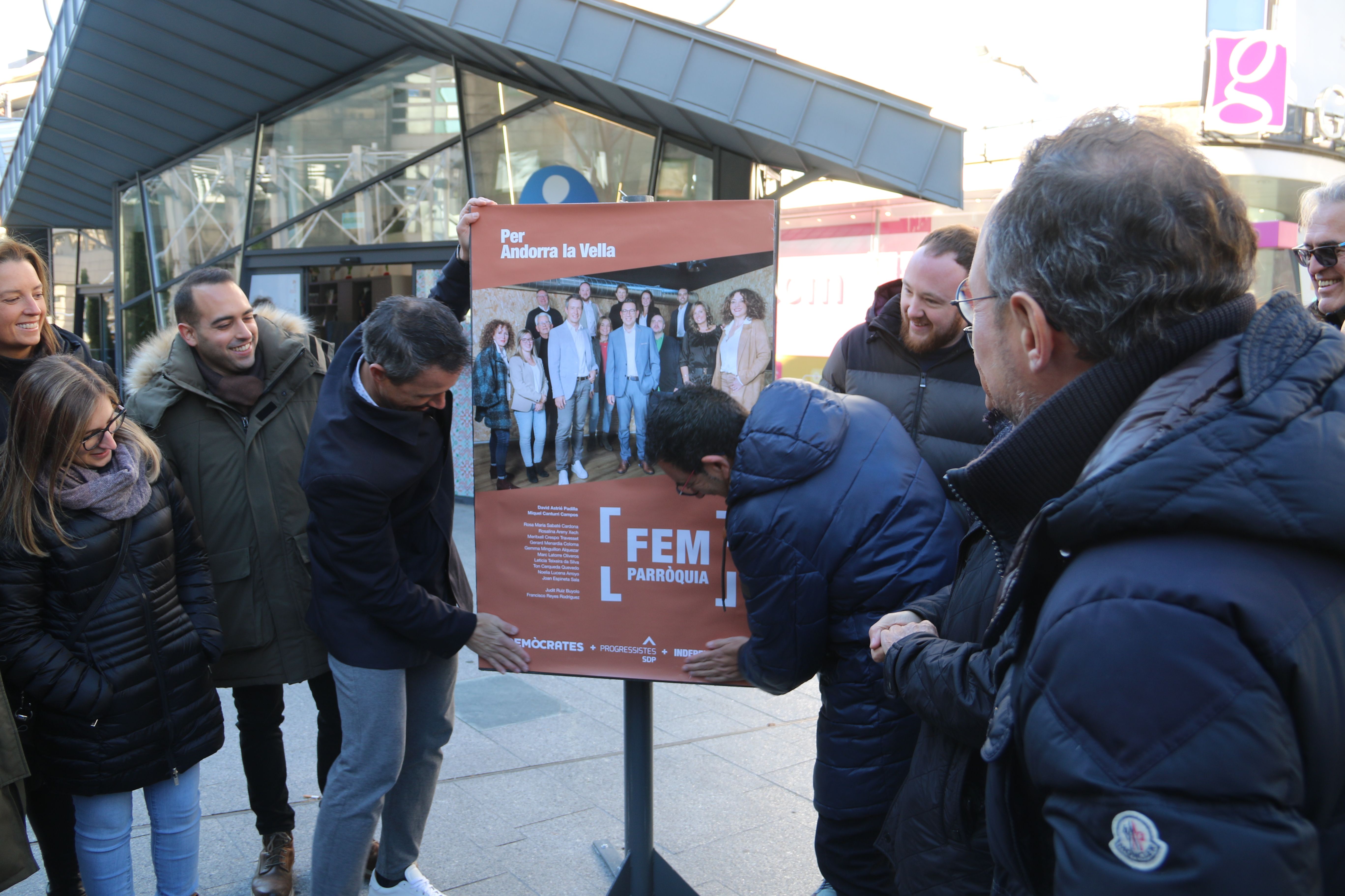 David Astrié i Miquel Canturri acabant de fixar el primer cartell a la plaça de la Rotonda. David Astrié i Miquel Canturri acabant de fixar el primer cartell a la plaça de la Rotonda.