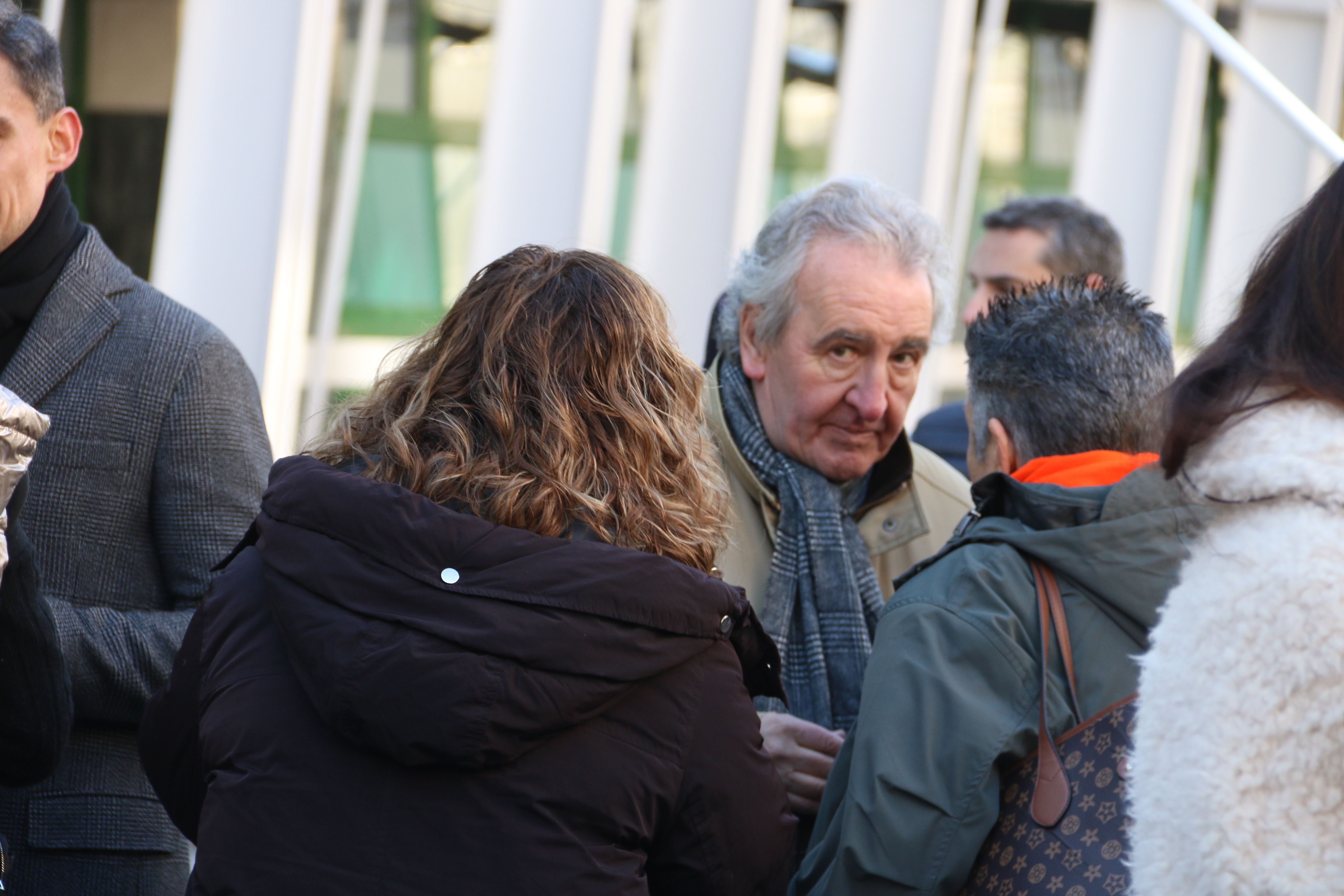 Jaume Bartumeu en la trobada demòcrata parlant amb dues de les candidates d'SDP a llistes taronges: Elisabet Zoppetti i Cristina Montolio. Jaume Bartumeu en la trobada demòcrata parlant amb dues de les candidates d'SDP a llistes taronges: Elisabet Zoppetti i Cristina Montolio.