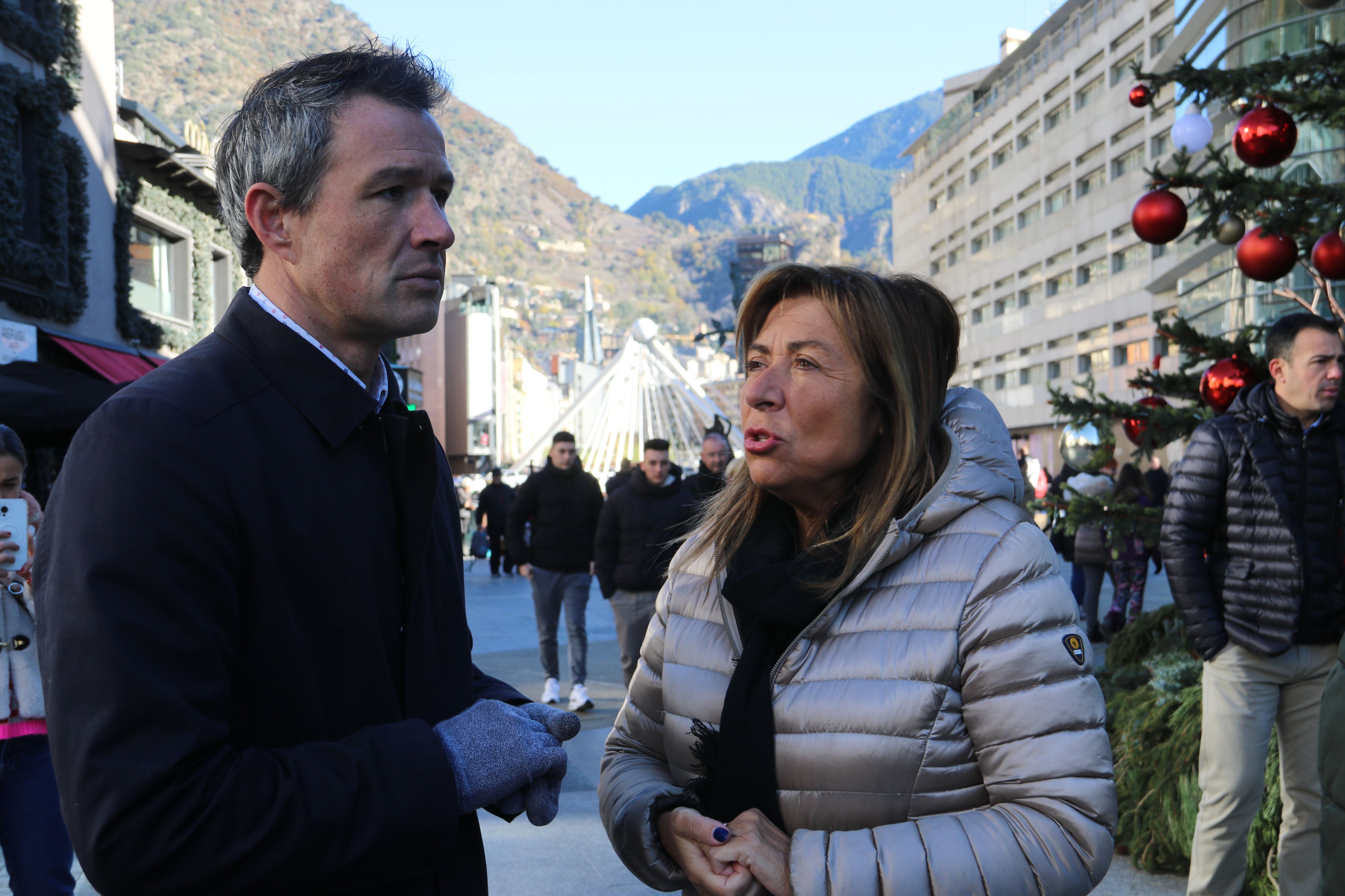 David Astrié conversant amb Conxita Marsol. David Astrié conversant amb Conxita Marsol.