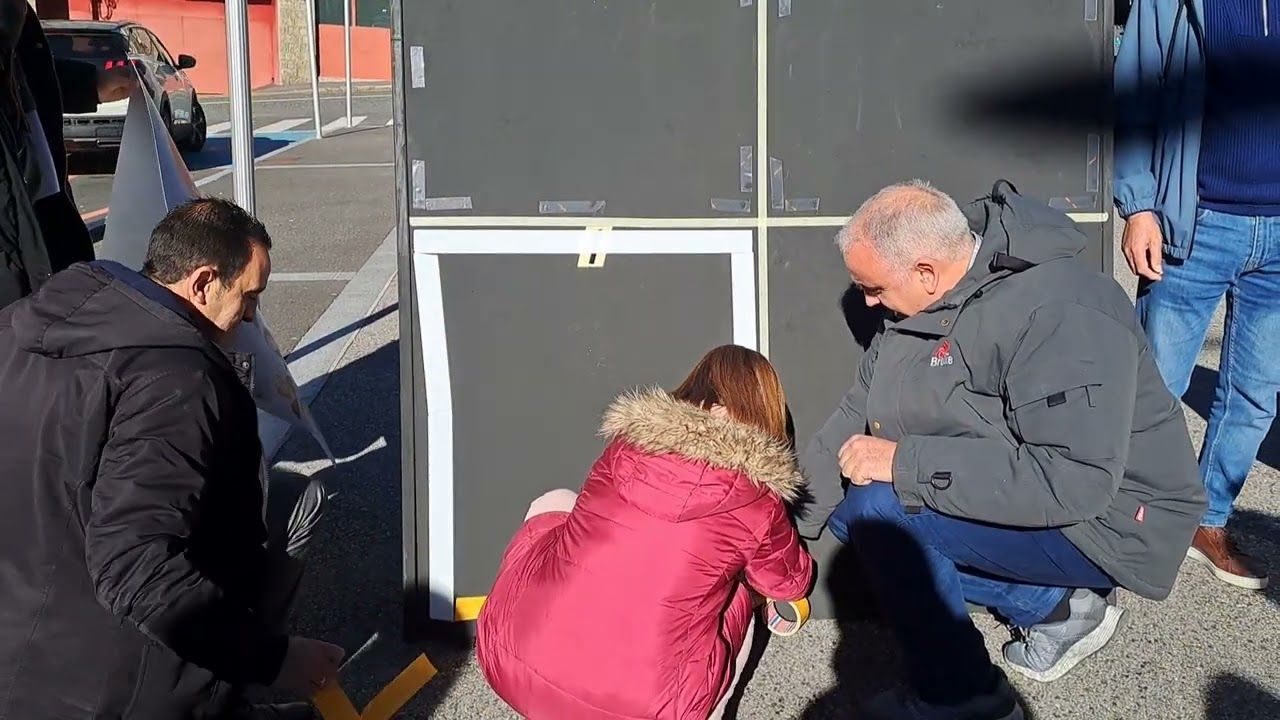 Pujol i Agudo, amb la nova fórmula per enganxar cartells. Pujol i Agudo, amb la nova fórmula per enganxar cartells.