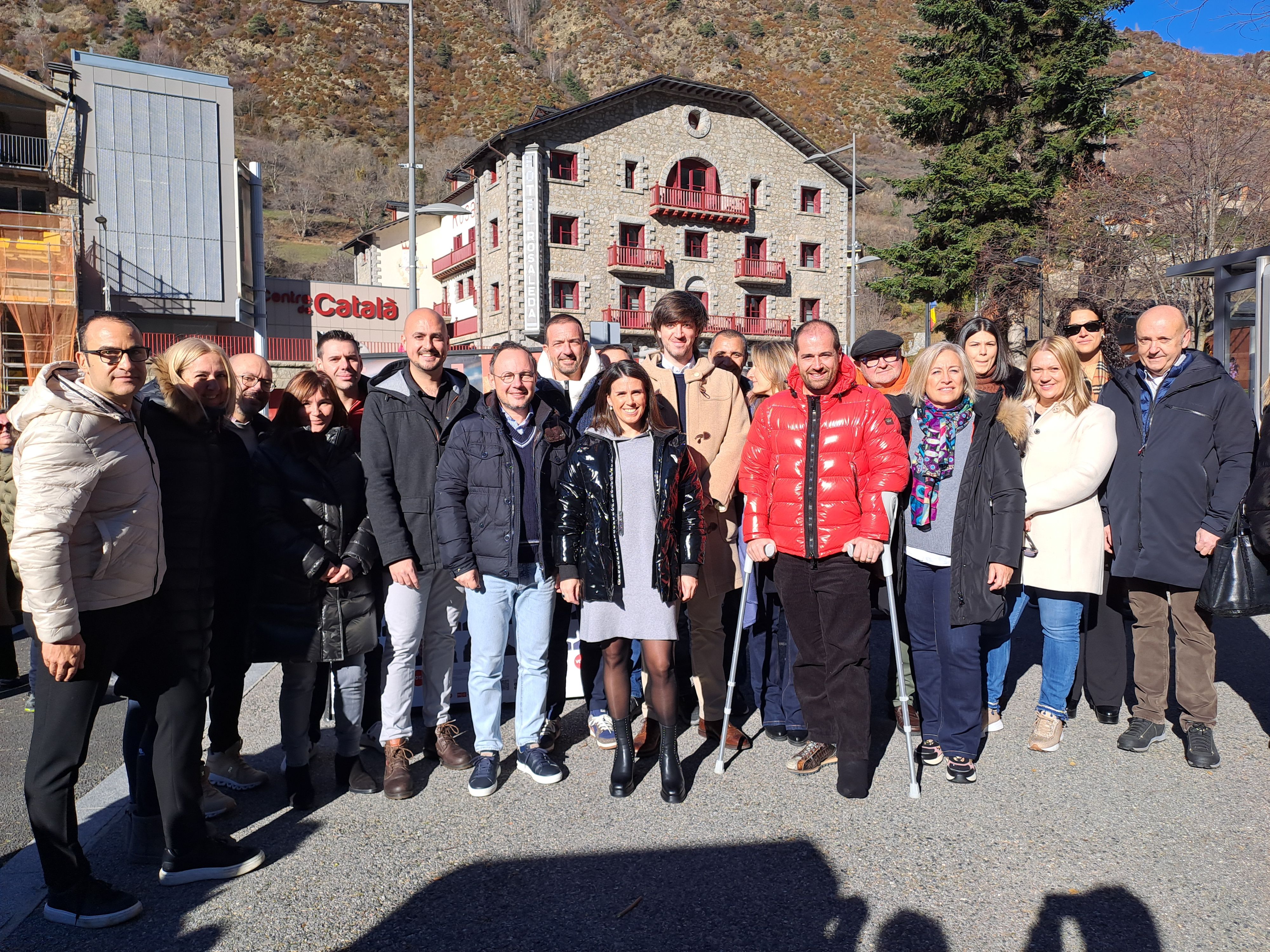 Els candidats 'taronja' encampadans han rebut el suport del cap de Govern, Xavier Espot, i del síndic general, Carles Ensenyat. Els candidats 'taronja' encampadans han rebut el suport del cap de Govern, Xavier Espot, i del síndic general, Carles Ensenyat.