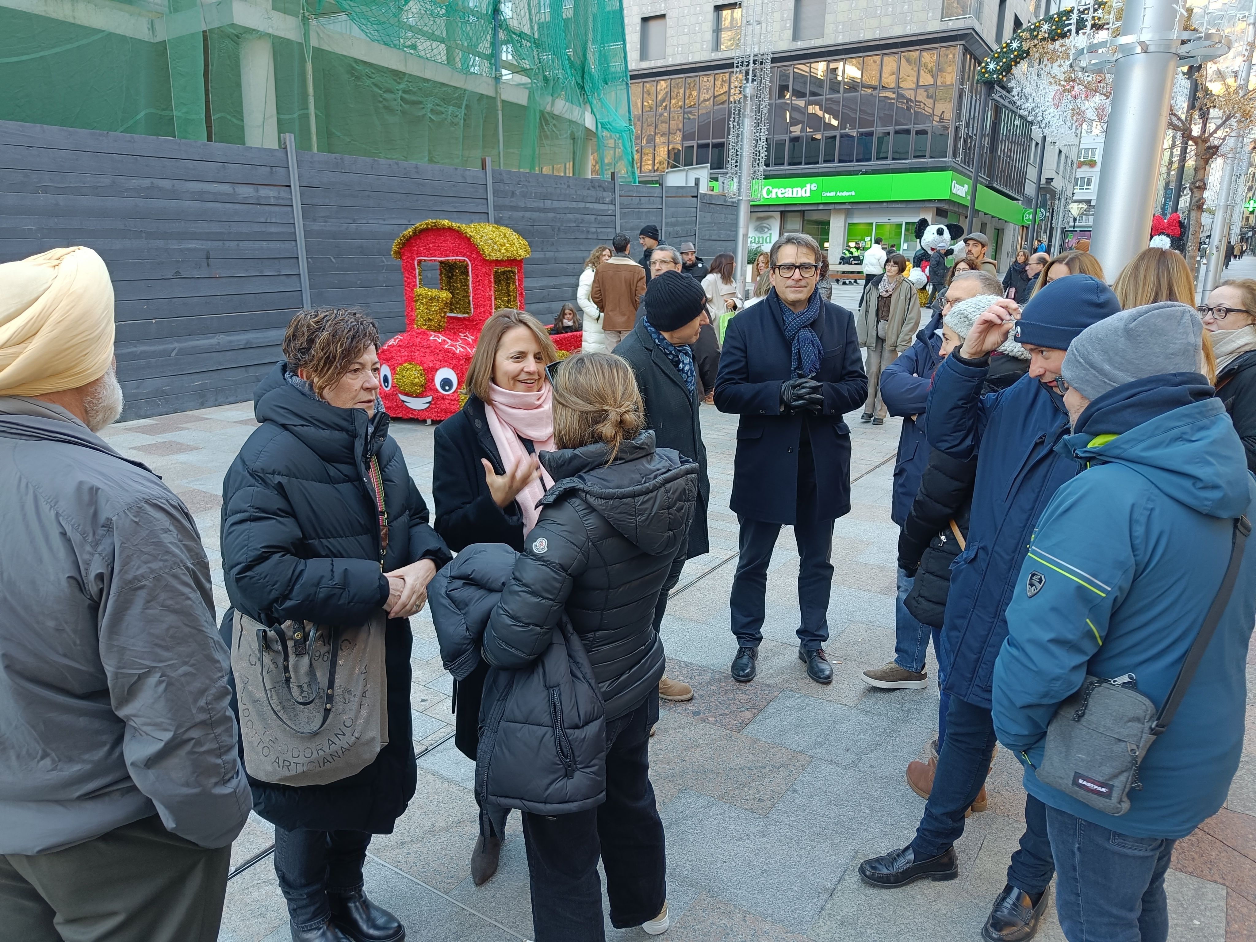 Membres de Consens abans de penjar el cartell. Membres de Consens abans de penjar el cartell.