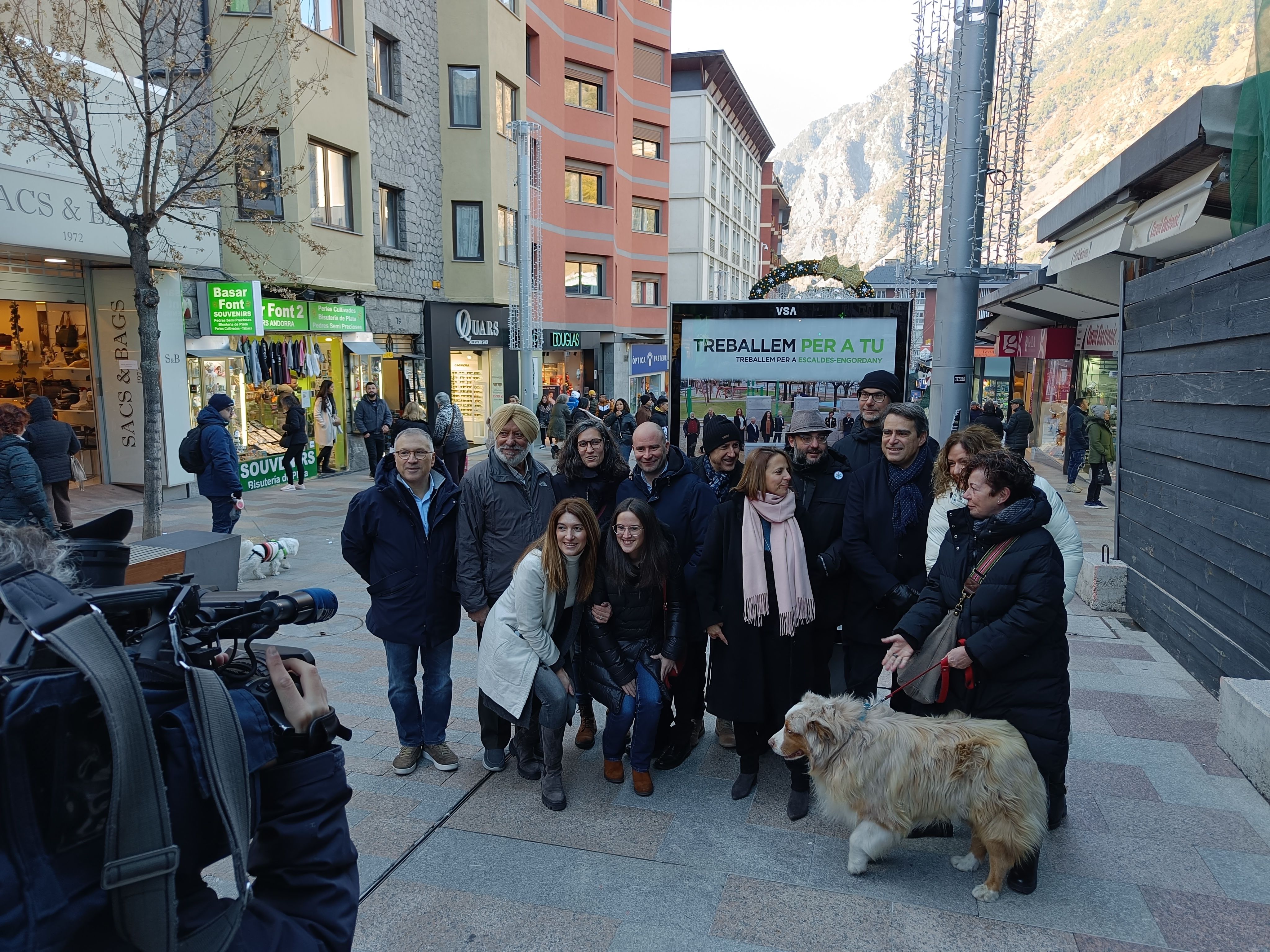 La foto de la candidatura ha volgut incorporar també les mascotes. La foto de la candidatura ha volgut incorporar també les mascotes.