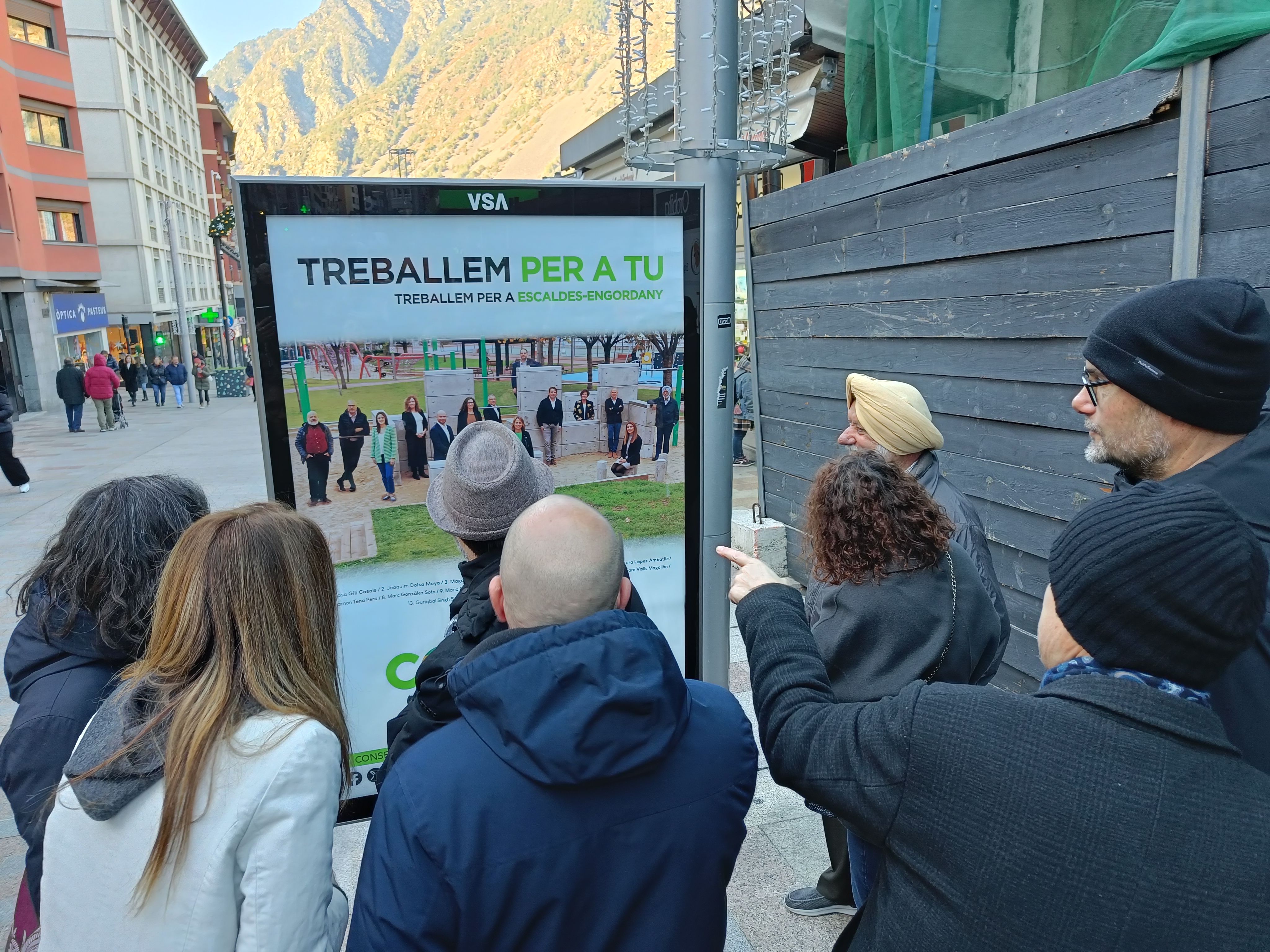 Candidats contemplant el cartell. Candidats contemplant el cartell.
