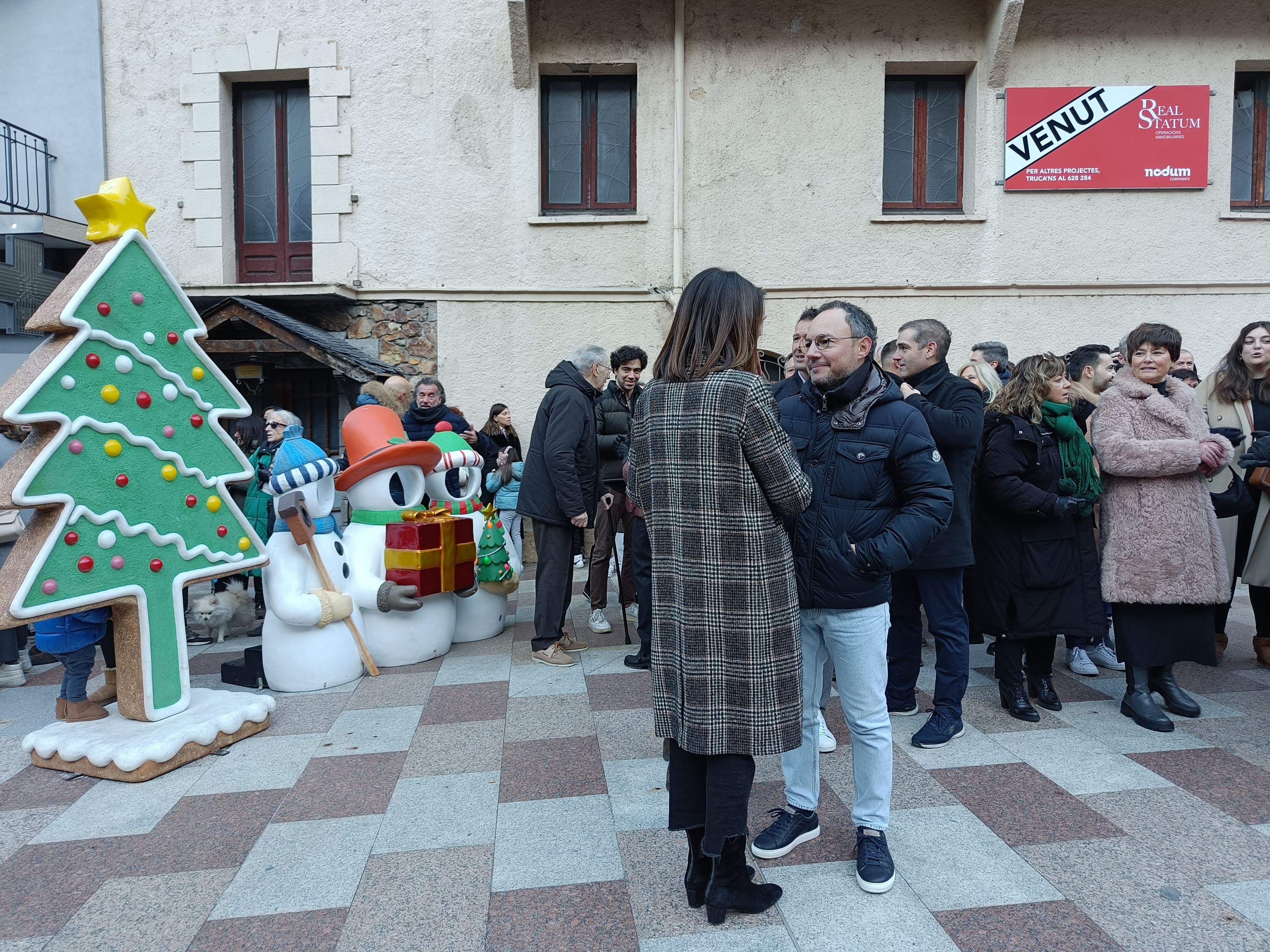 Xavier Espot conversa amb Anna Garcia. Xavier Espot conversa amb Anna Garcia.