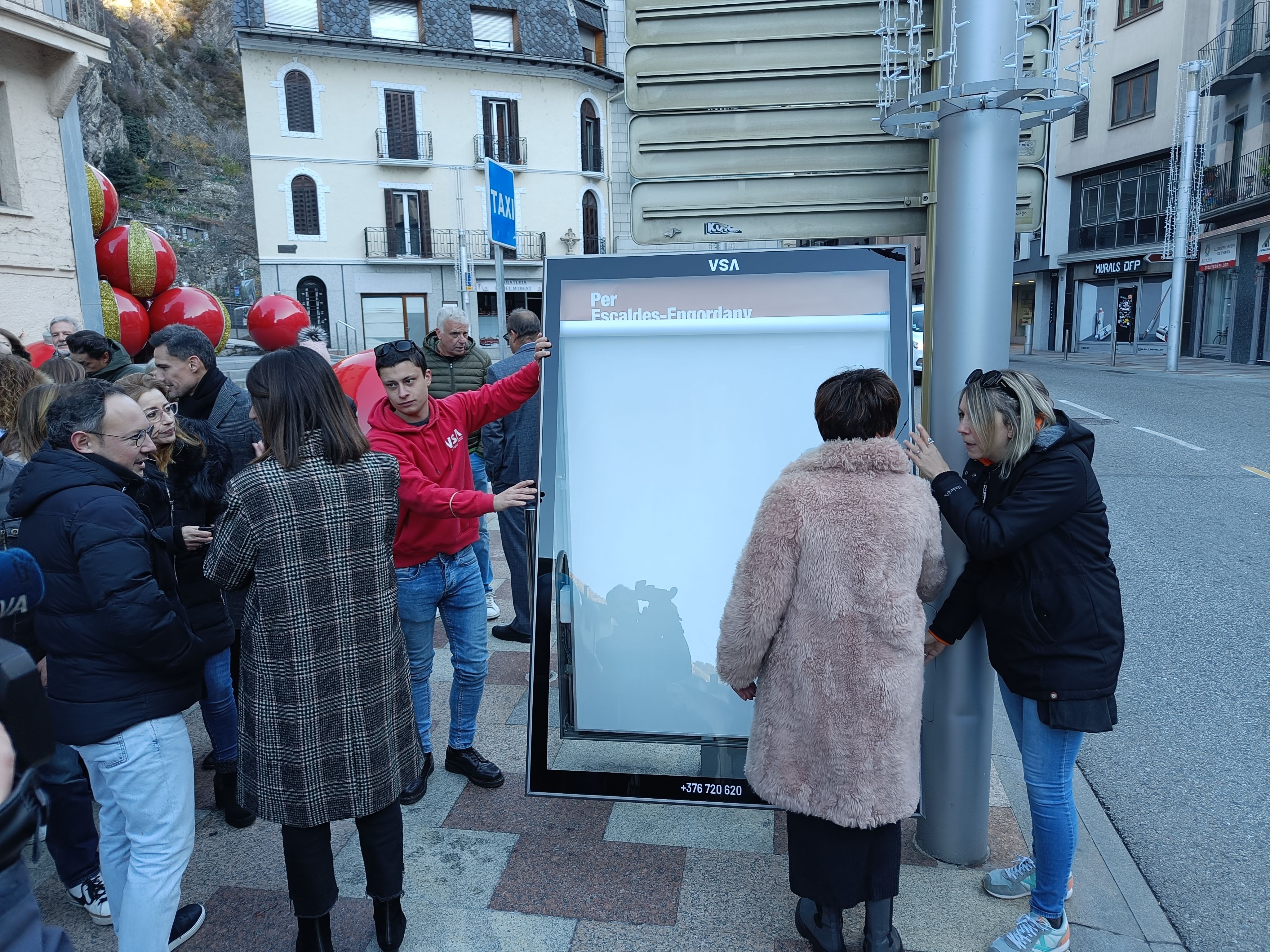 Garcia i Bofarull reben instruccions de com col·locar el cartell. Garcia i Bofarull reben instruccions de com col·locar el cartell.