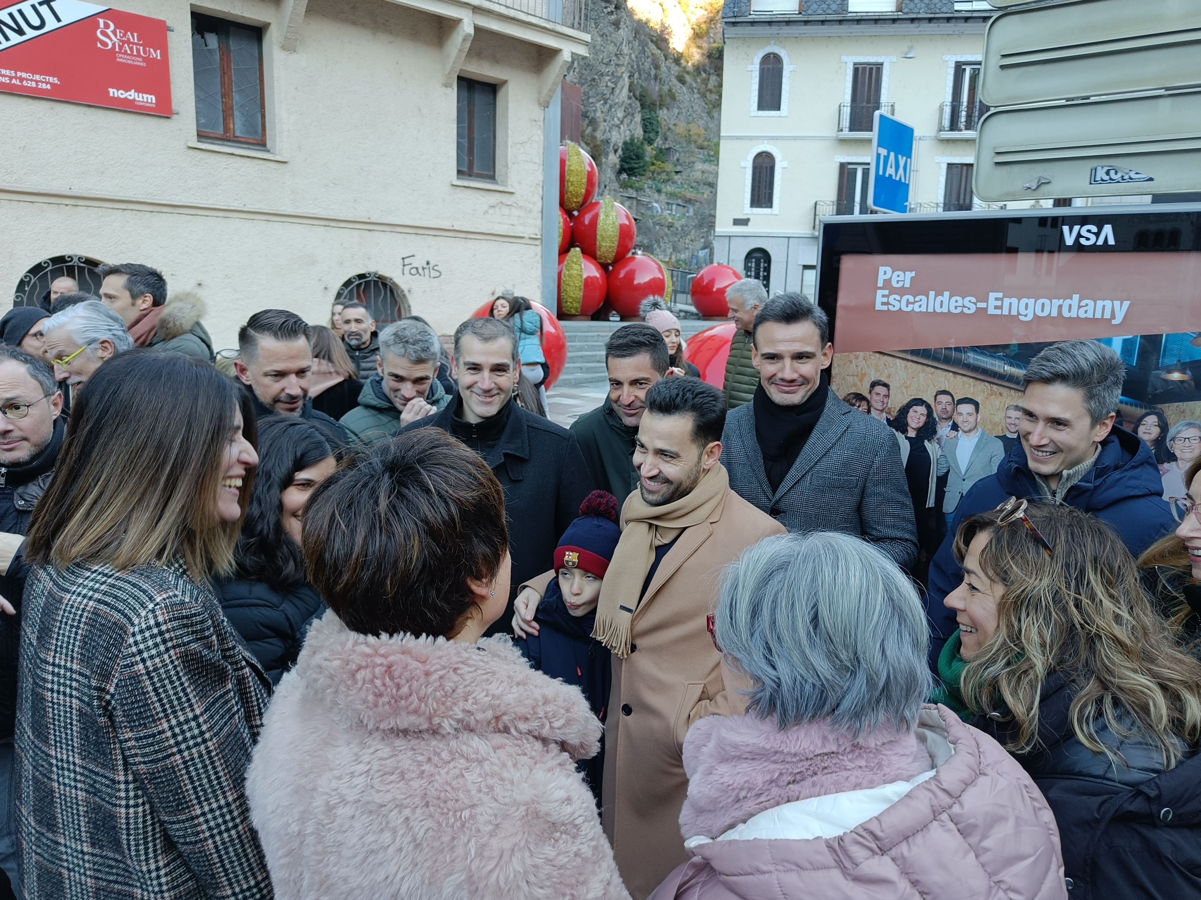 Garcia i Bofarull conversen distesament amb altres companys. Garcia i Bofarull conversen distesament amb altres companys.