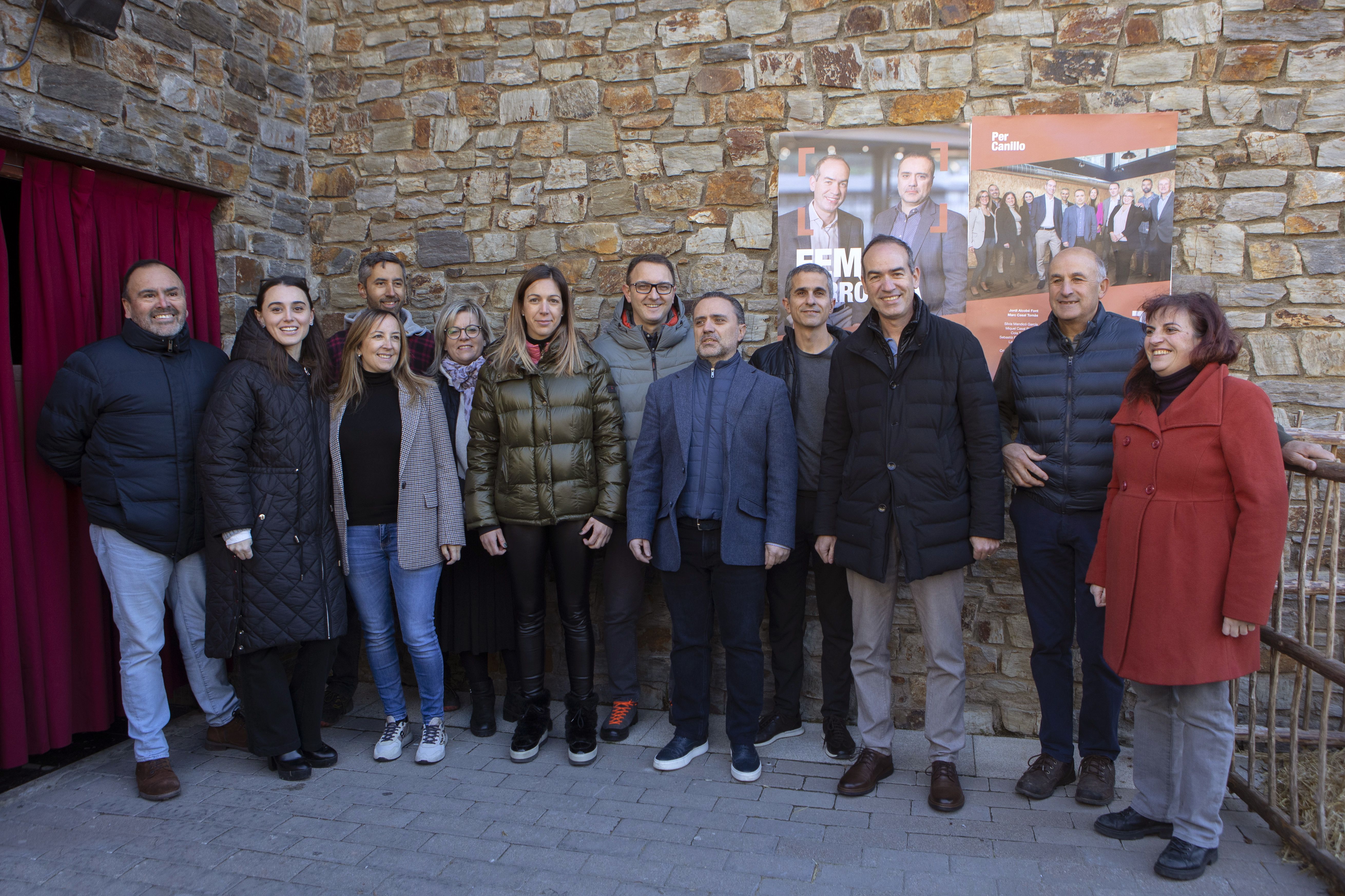 Foto de grup dels 'taronja' davant el cartell canillenc. Foto de grup dels 'taronja' davant el cartell canillenc.