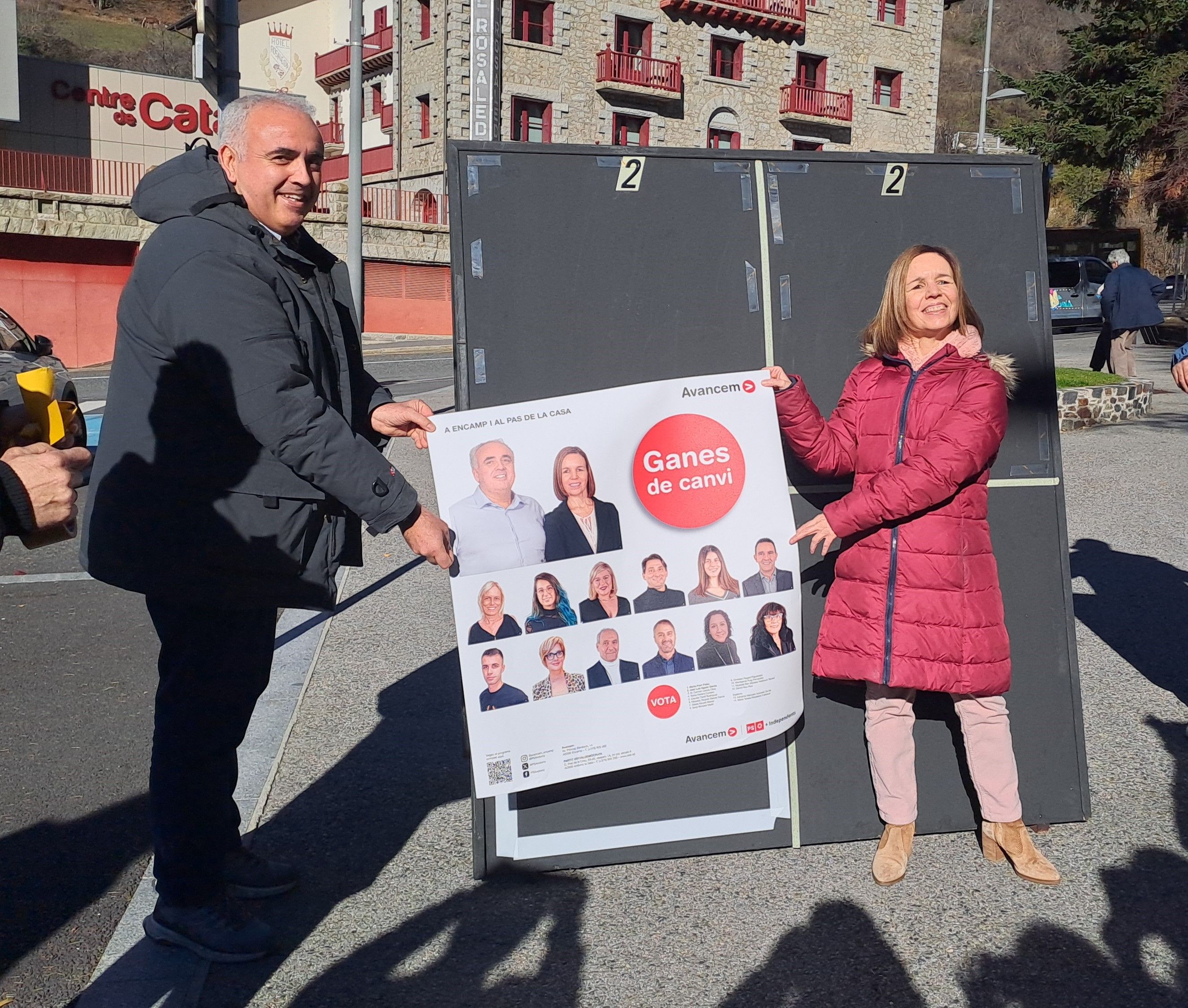 Agudo i Pujol ensenyen el cartell. Agudo i Pujol ensenyen el cartell.