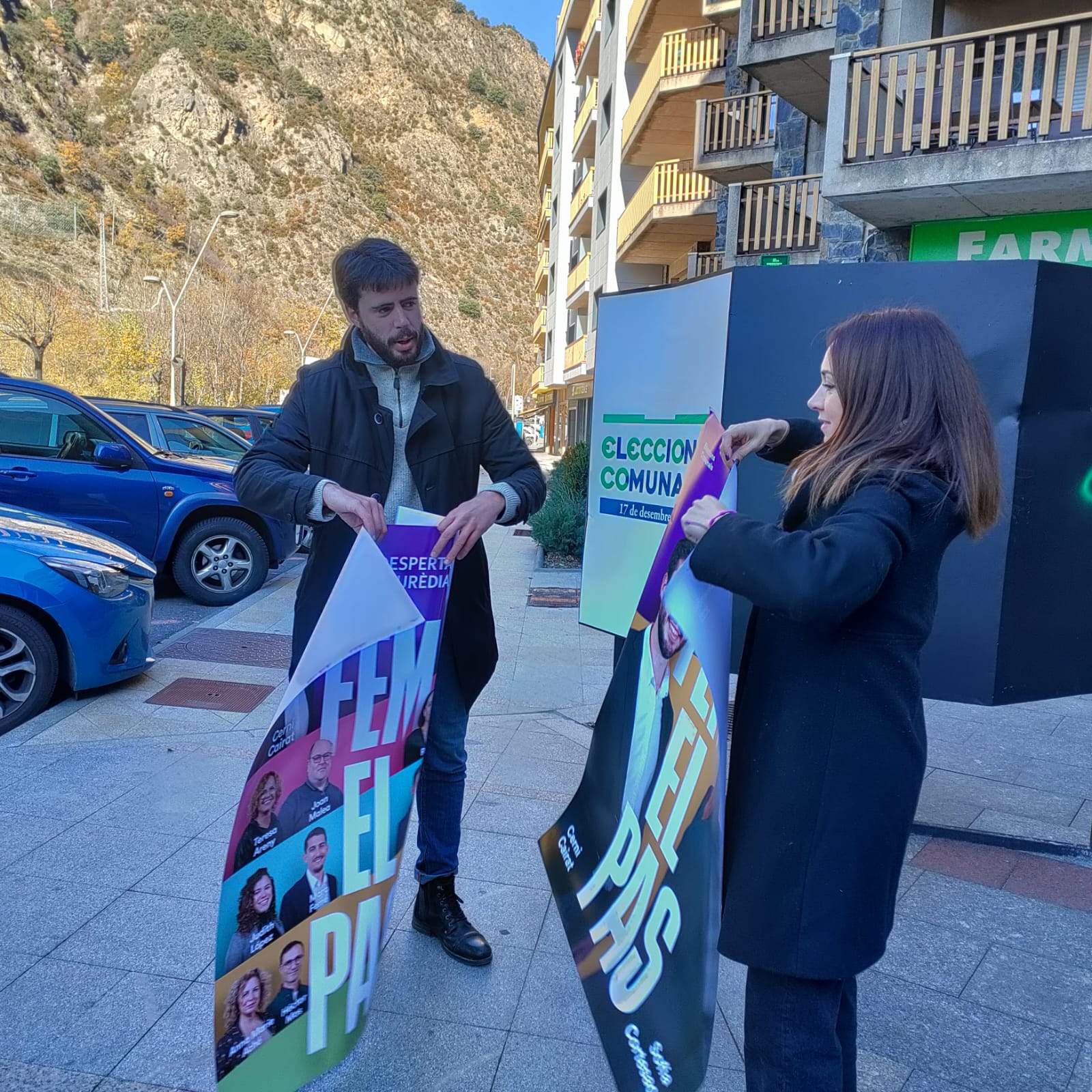 Cerni Cairat i Sofia Cortesao, a punt de penjar els cartells.
