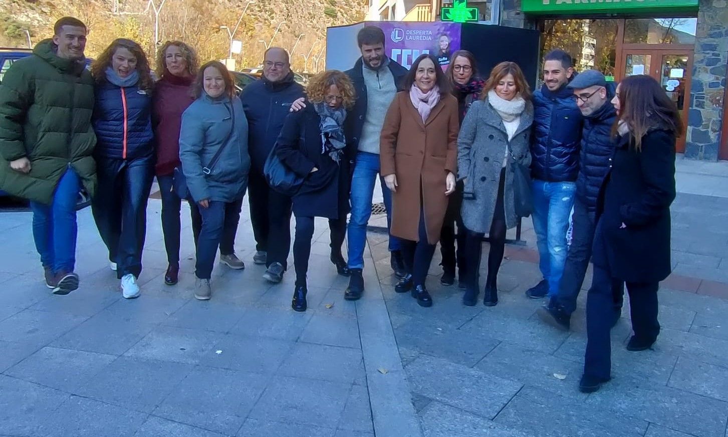 Els candidats de Desperta Laurèdia escenifiquen el 'Fem el pas' del lema de la campanya