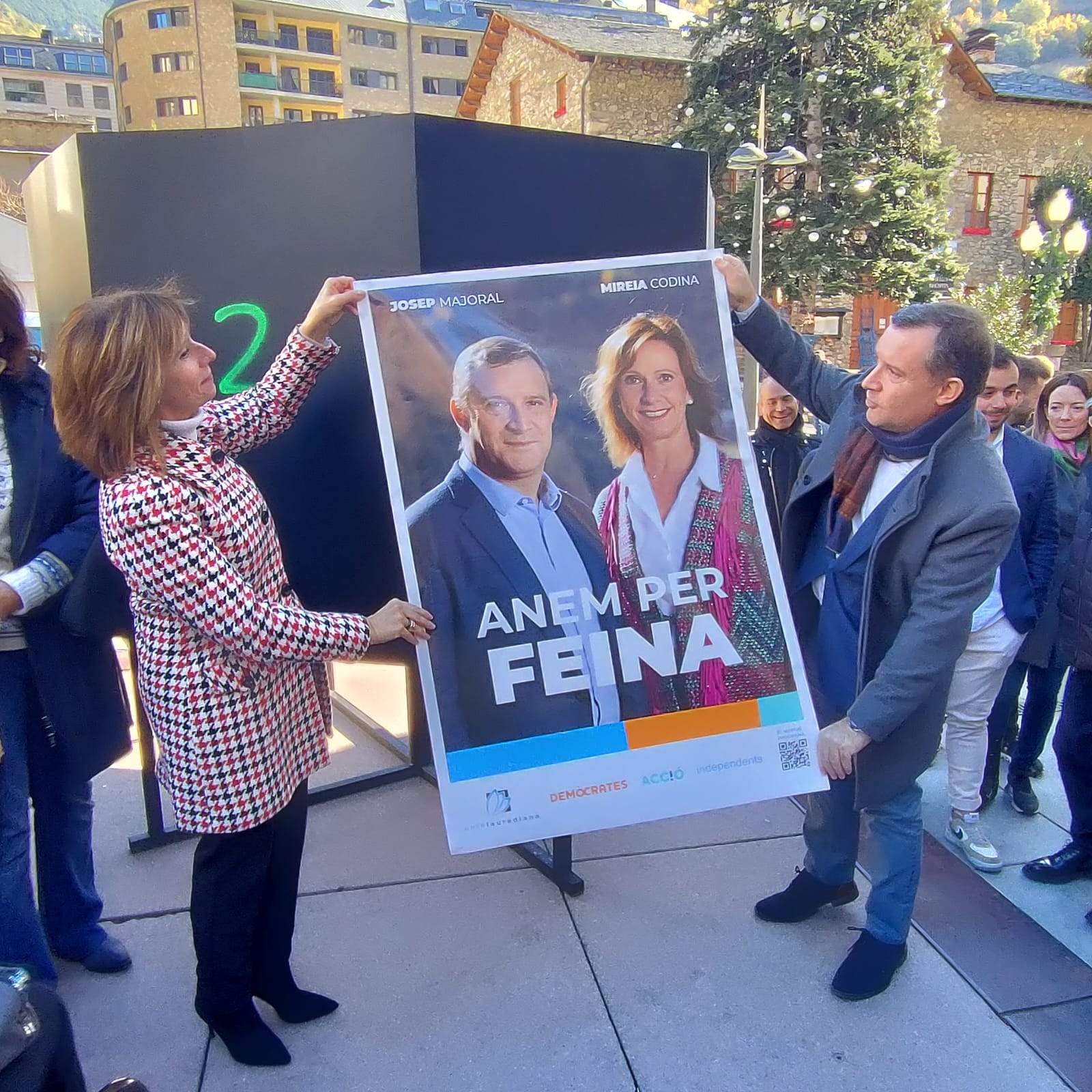Mireia Codina i Josep Majoral durant l'enganxada de cartells.