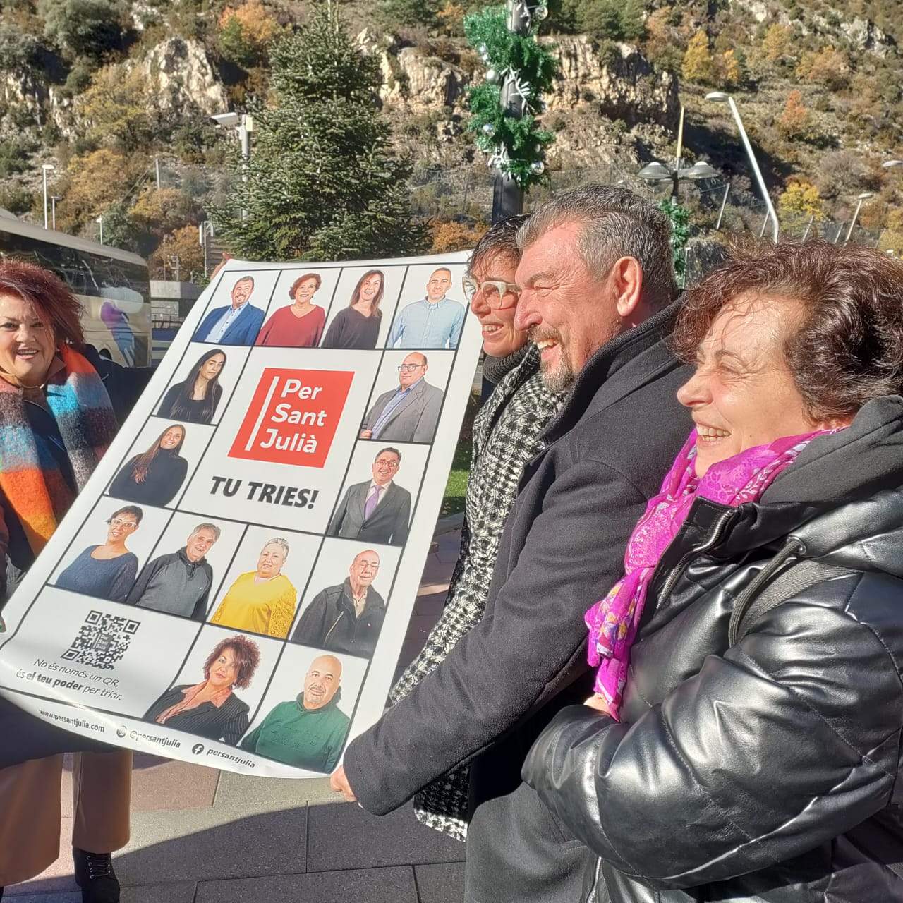 Candidats de Per Sant Julià amb el cartell.