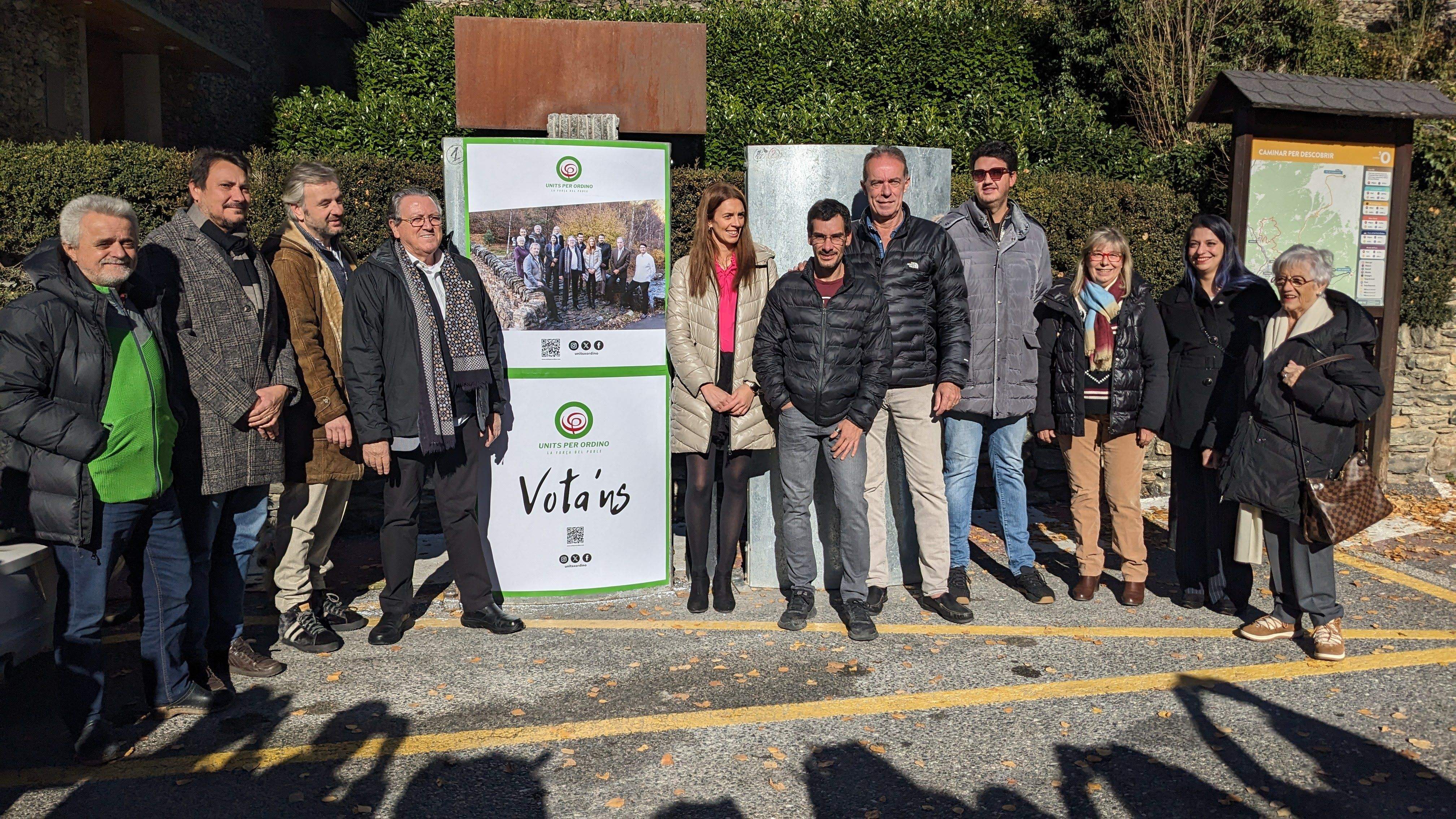 La candidatura d'Units per Ordino després d'enganxar el primer cartell