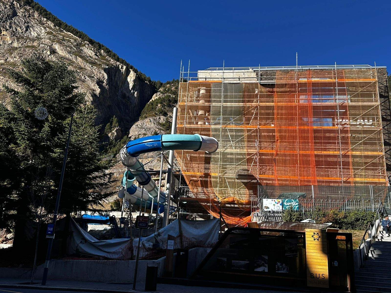 El Palau de Gel en obres aquest diumenge, però amb el tobogan aquàtic ja ben visible.